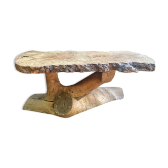 Table basse brutaliste en loupe d’orme