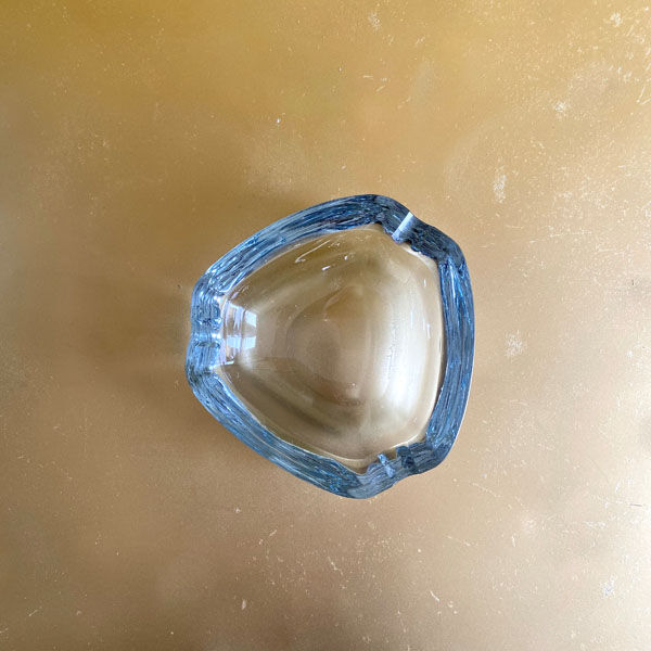 Cendrier en verre bleu signé Strömbergshyttan, Suède