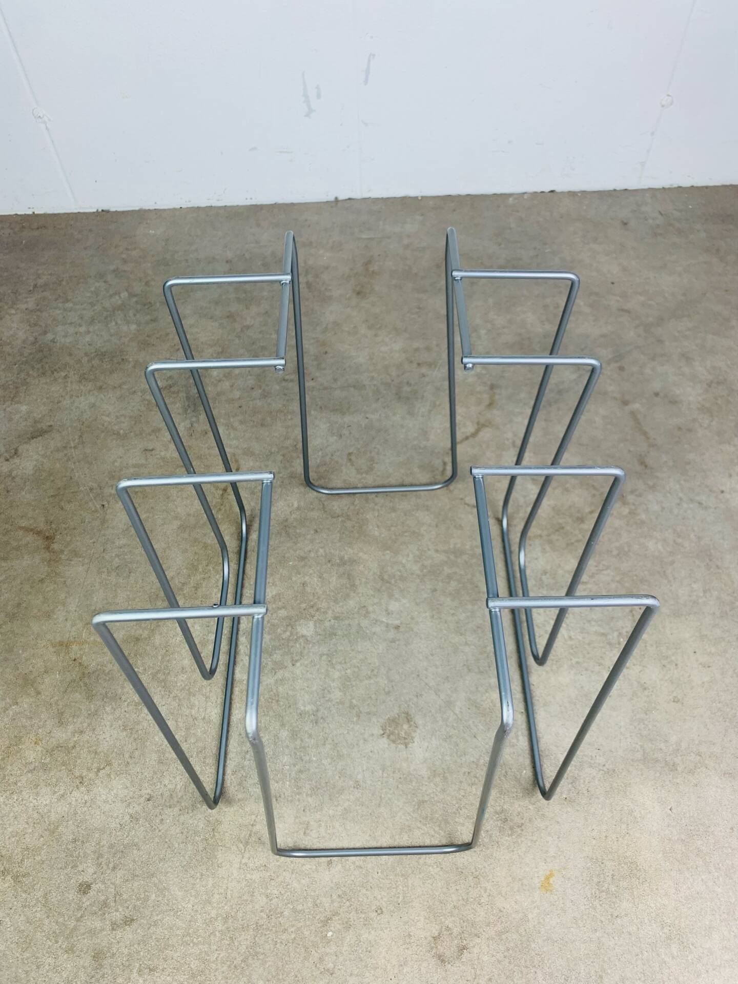Postmodern magazine rack in grey metal, 1980s.