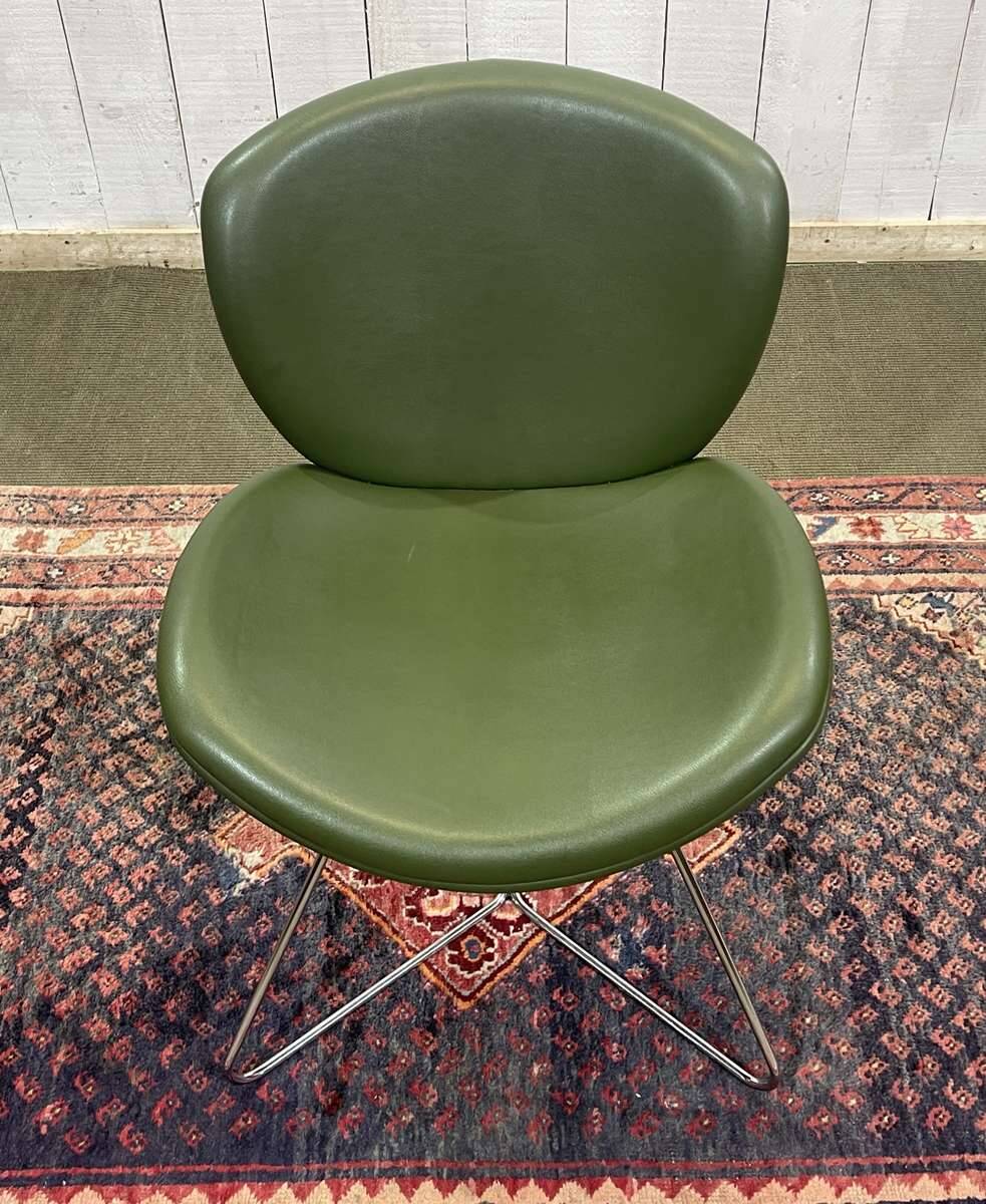 Chaise - chauffeuse moderne en cuir de la marque Pledge