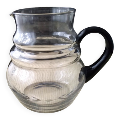 Cruche à eau , carafe en verre soufflé. Délicat décor gravé