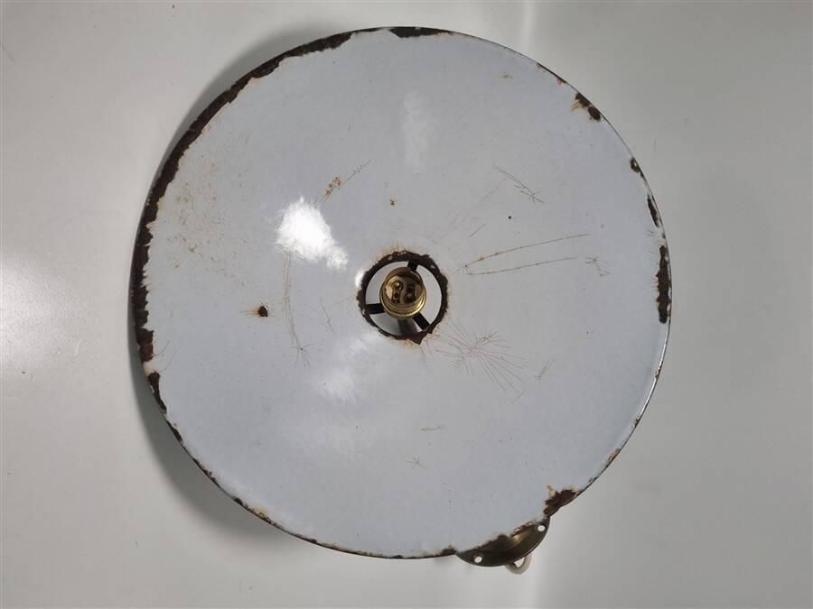 Wall light in enamelled sheet metal