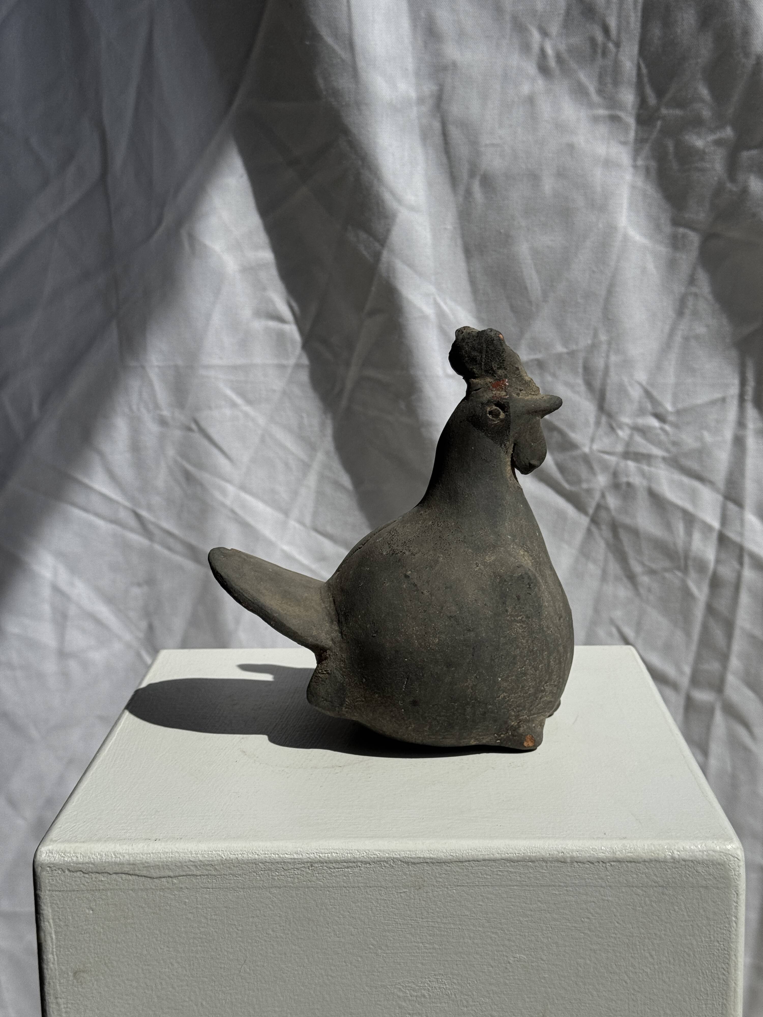 Petite poule en terre cuite, travail artisanal indonésien ancien H18
