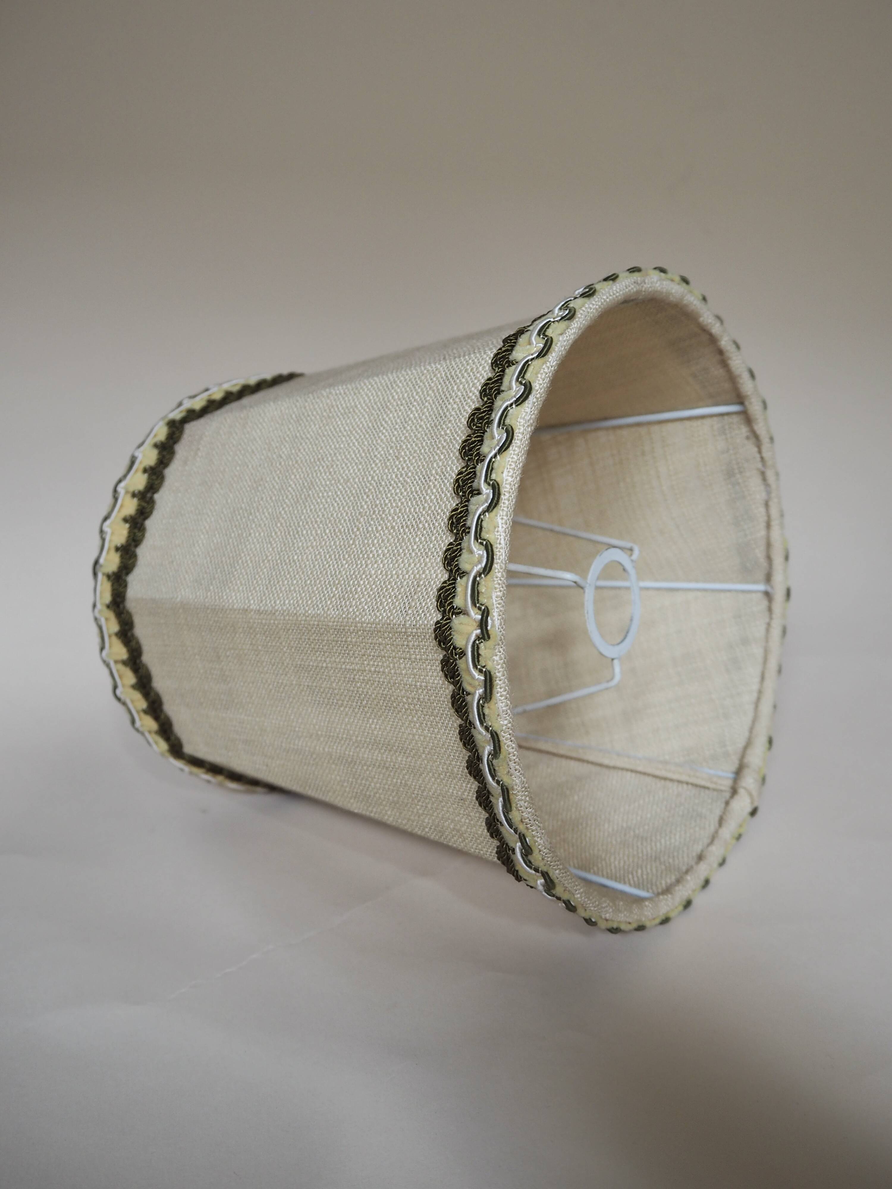 Lampe en bois tourné avec abat-jour en lin