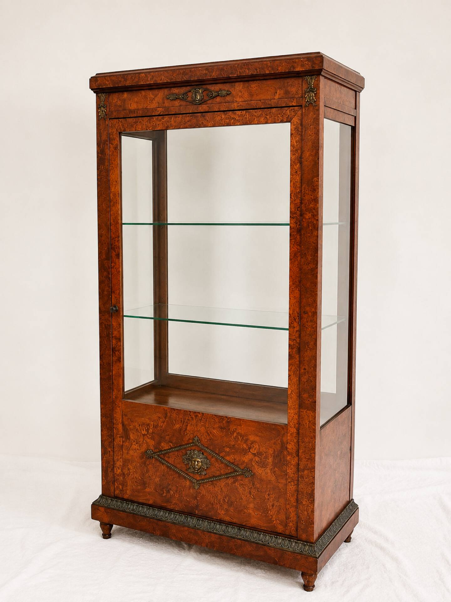 Vitrine ancienne en loupe d’orme et bronzés dorés - Style Napoléon III