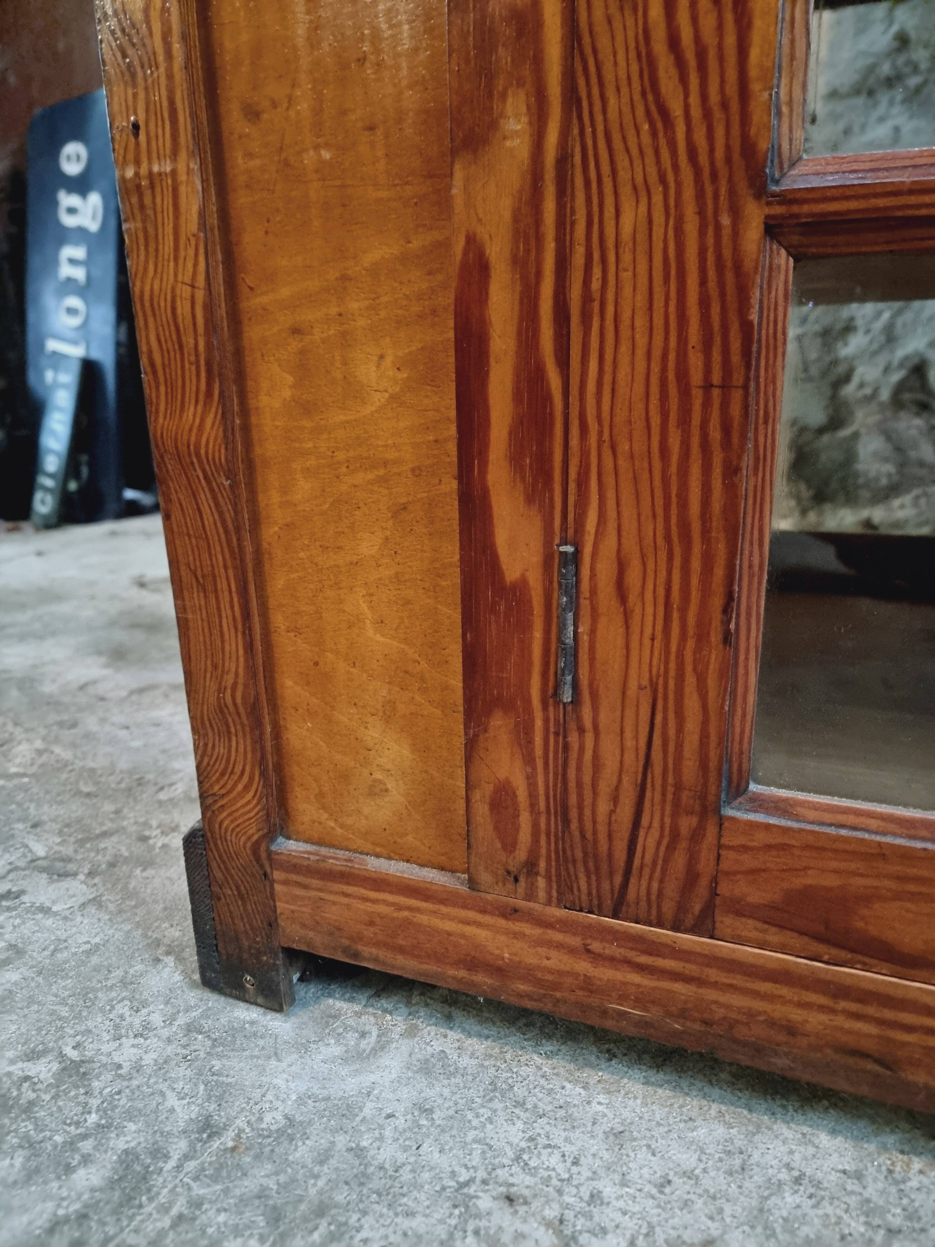 Antique shop display cabinet – Pine wood – 1920s/30s – On wheels