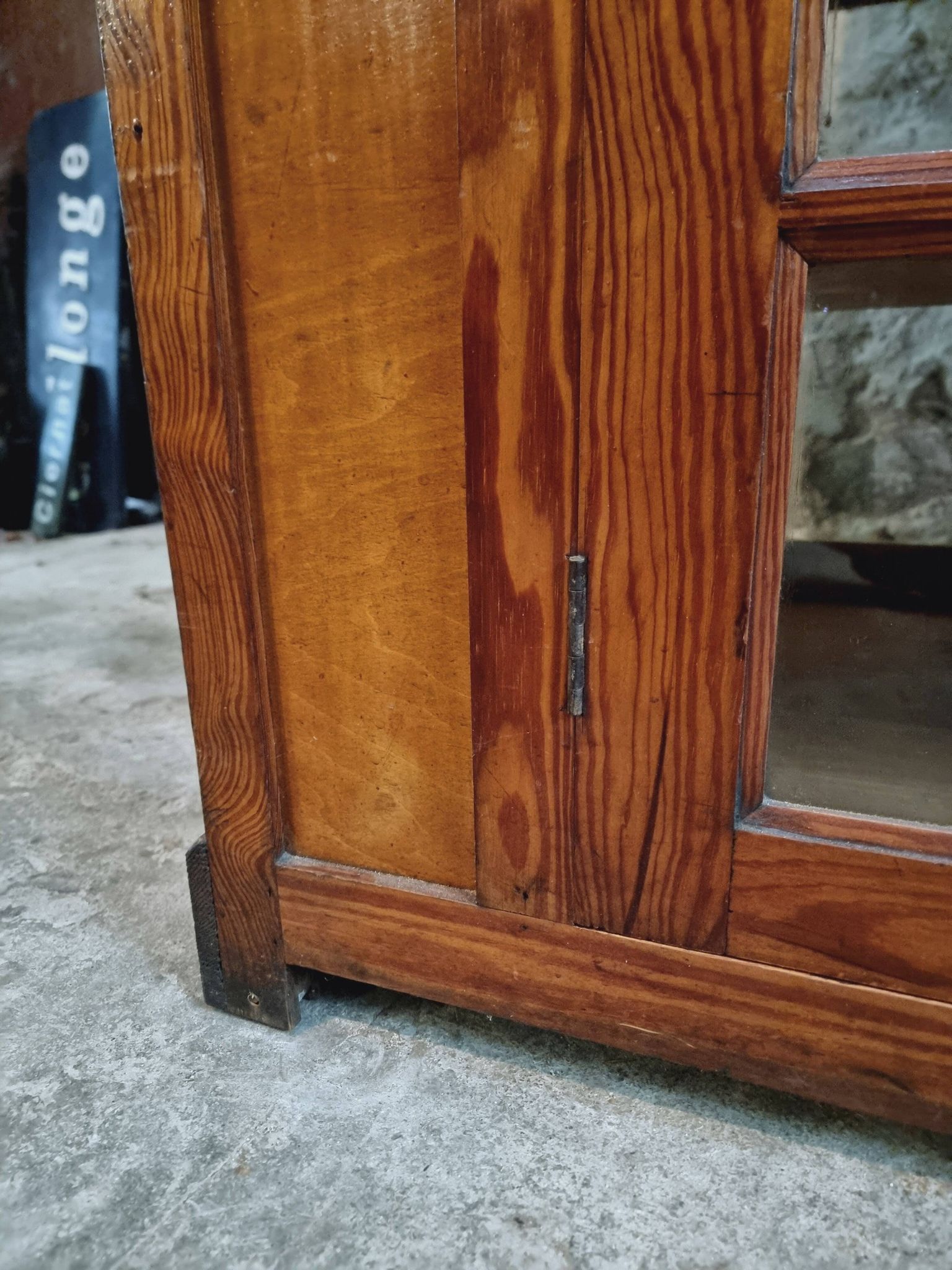Antique shop display cabinet – Pine wood – 1920s/30s – On wheels