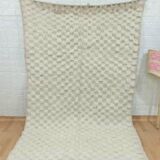 Plain off-white Béni Ouarain Berber rug with checkerboard inlays