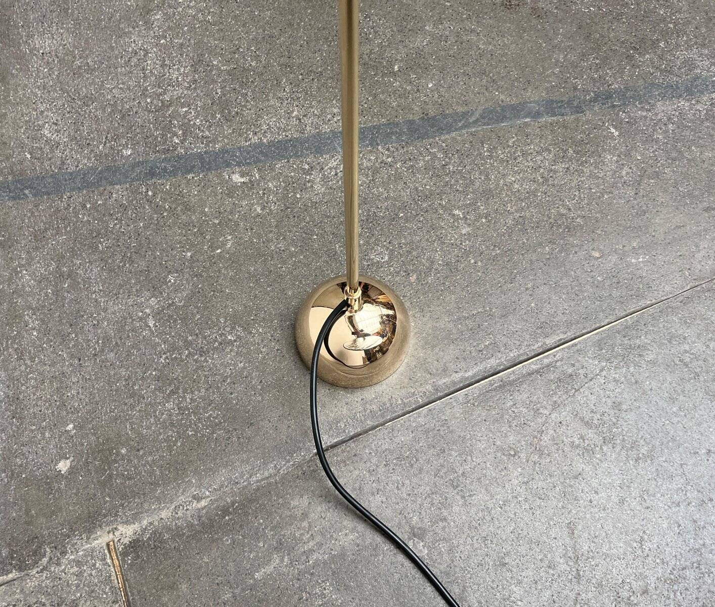 Minimalist brass floor lamp from the mid-century by Dieter Schulz for Wohnbedarf Ag, 1950s.