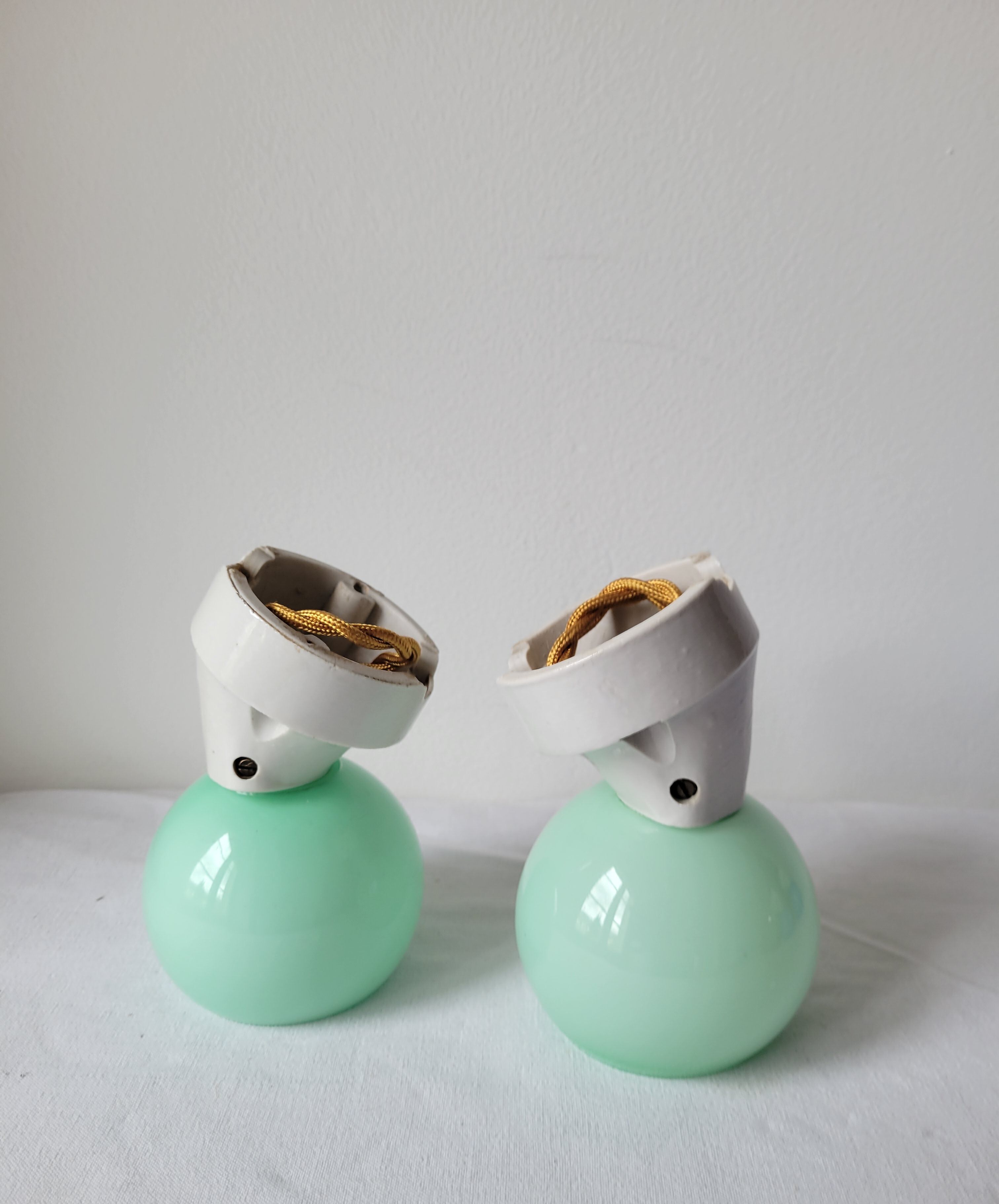 Duo of wall lamps in porcelain and green opaline