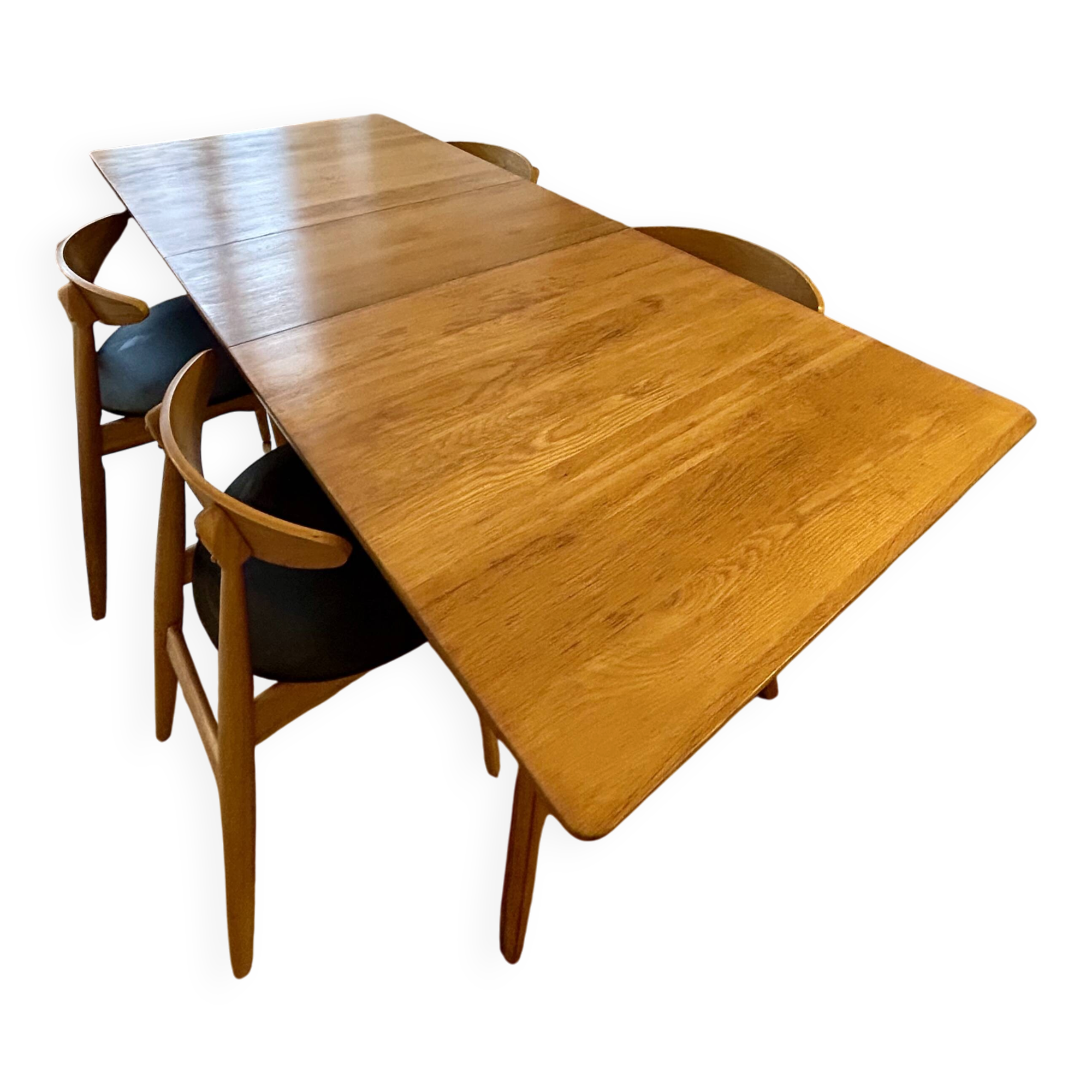 Extensible table Made.com model Jenson for 6 to 8 people.