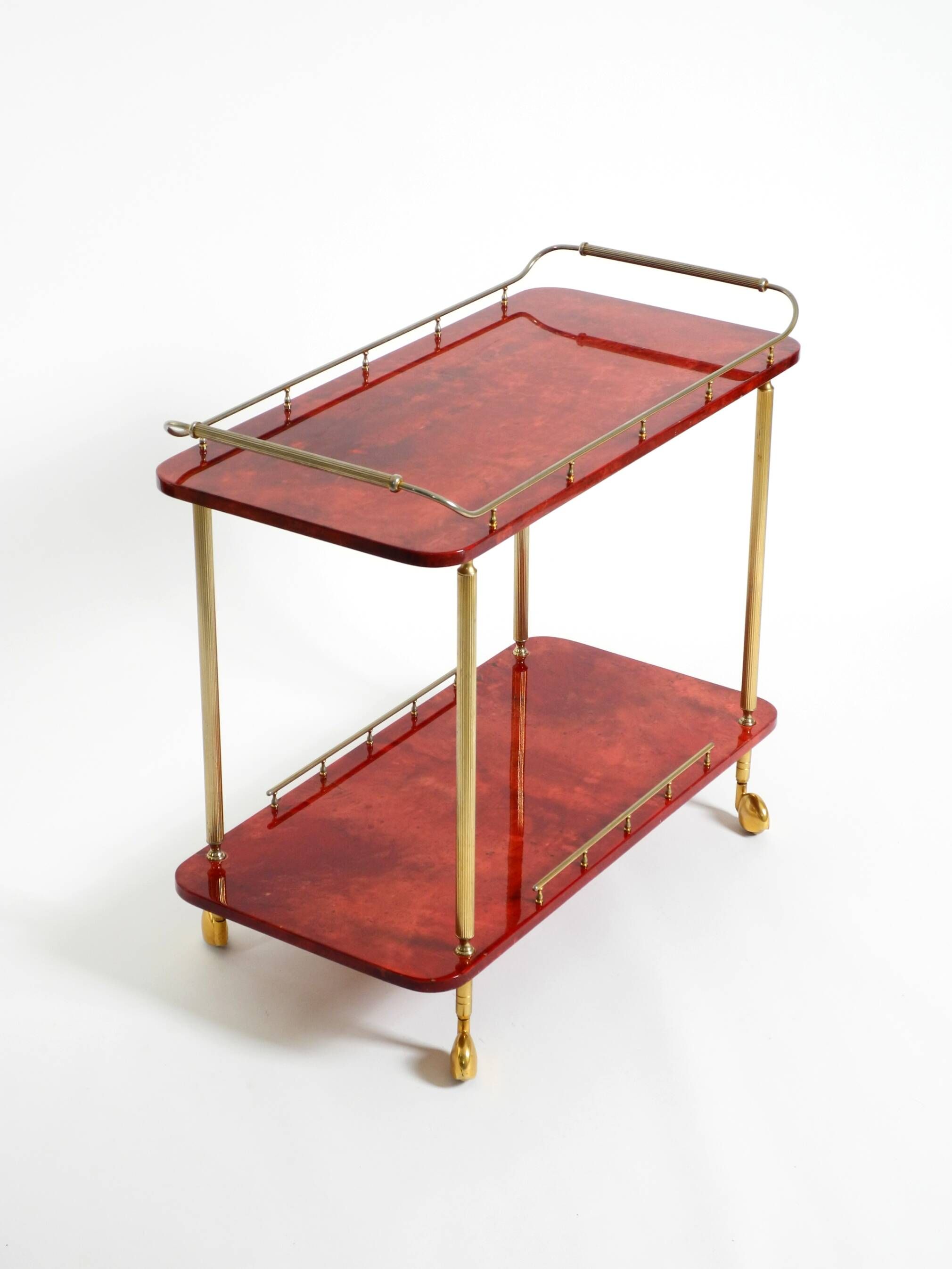 Superbe grand chariot de service en peau de chèvre rouge Aldo Tura des années 1960 | Fabriqué en Italie