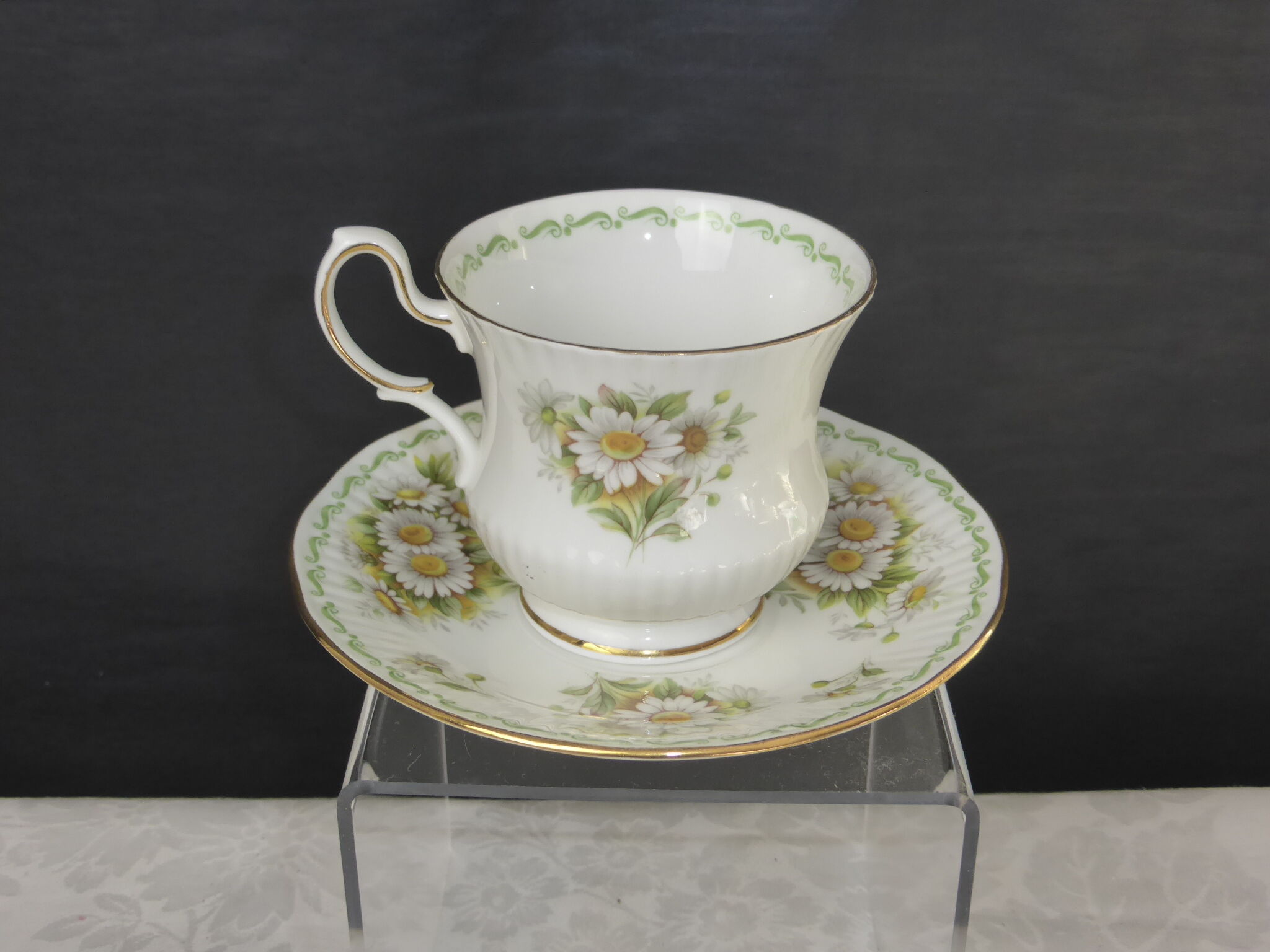 Tasse à thé & soucoupe porcelaine anglaise Queen's China-Octobre décor de daisy