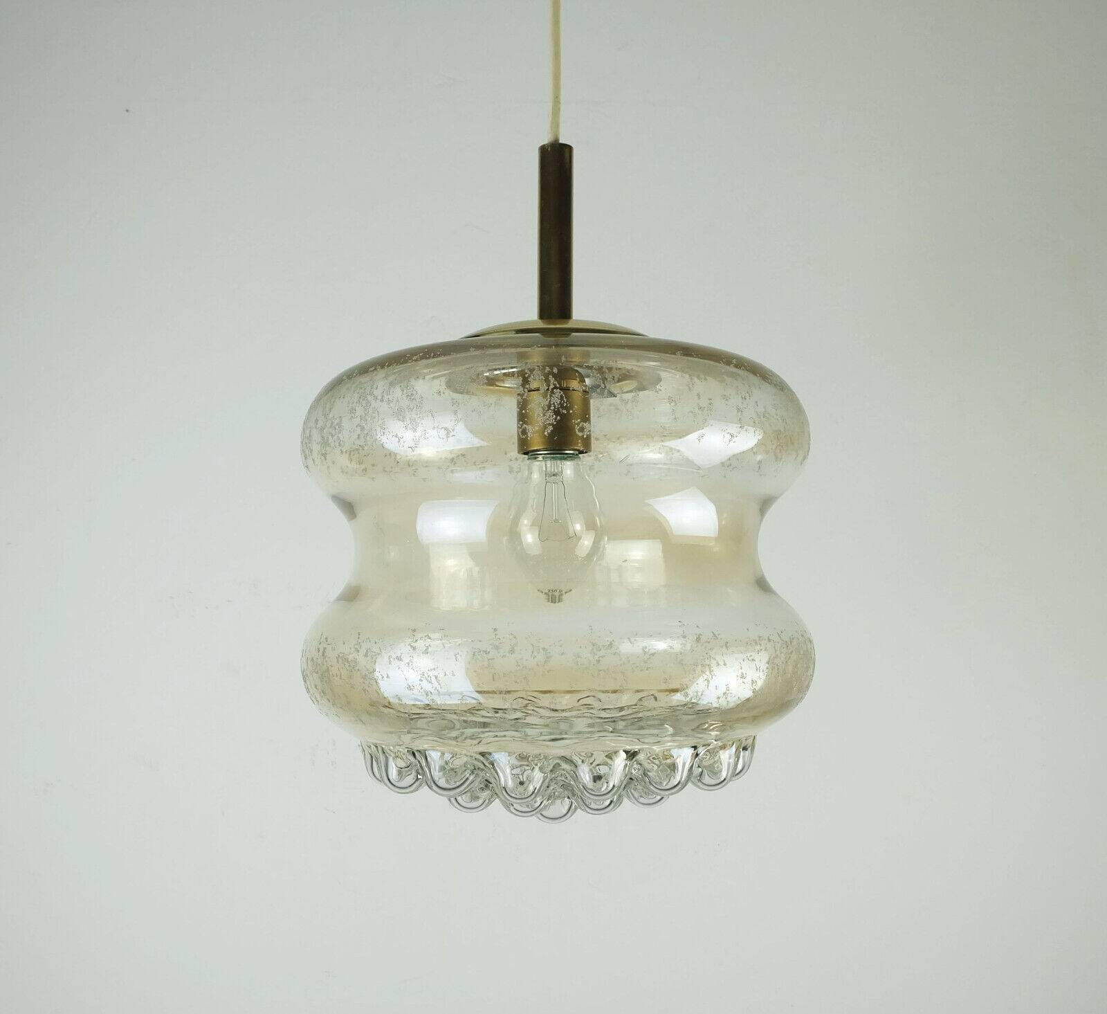 Suspension milieu du siècle en verre ambré bulle et laiton années 1960