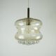 Suspension milieu du siècle en verre ambré bulle et laiton années 1960