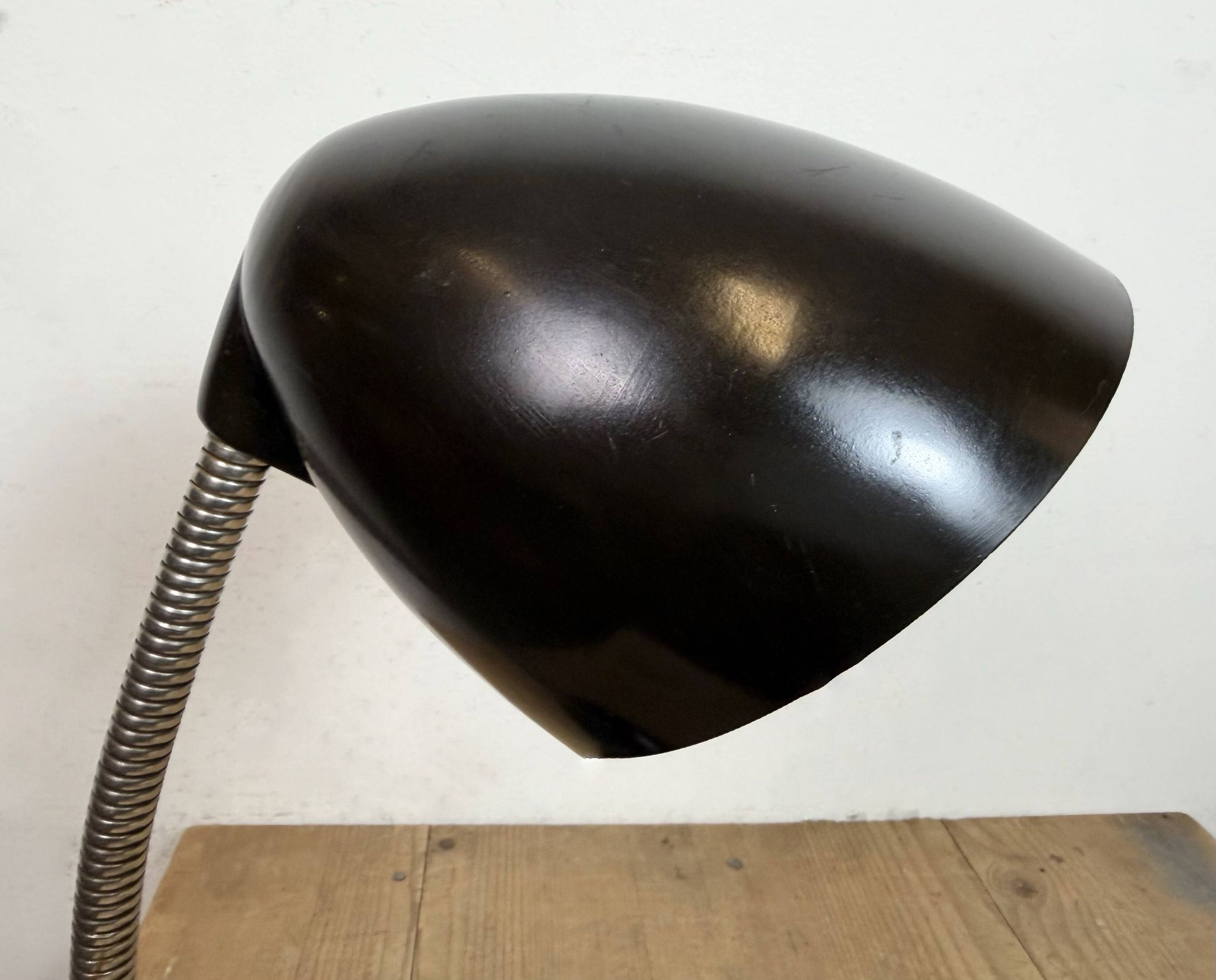 Lampe de table vintage en bakélite marron à col de cygne, années 1950