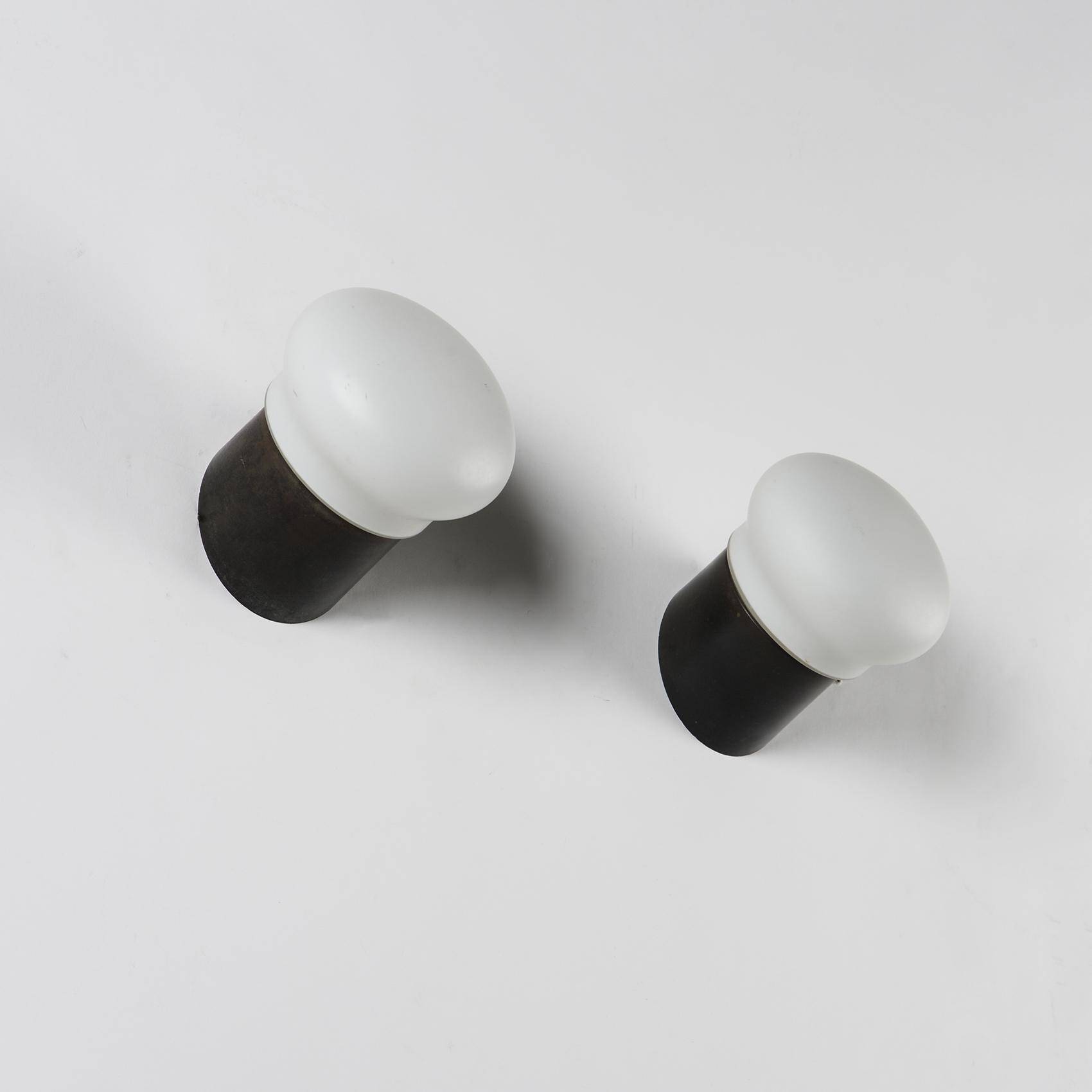 Paire d'appliques sélection Charlotte Perriand, Les Arcs, 1970.