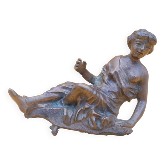 Bronze statuette of a woman