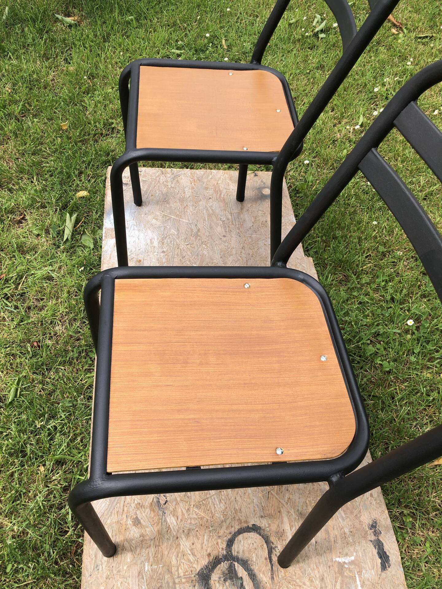 Table chaises bistrot.