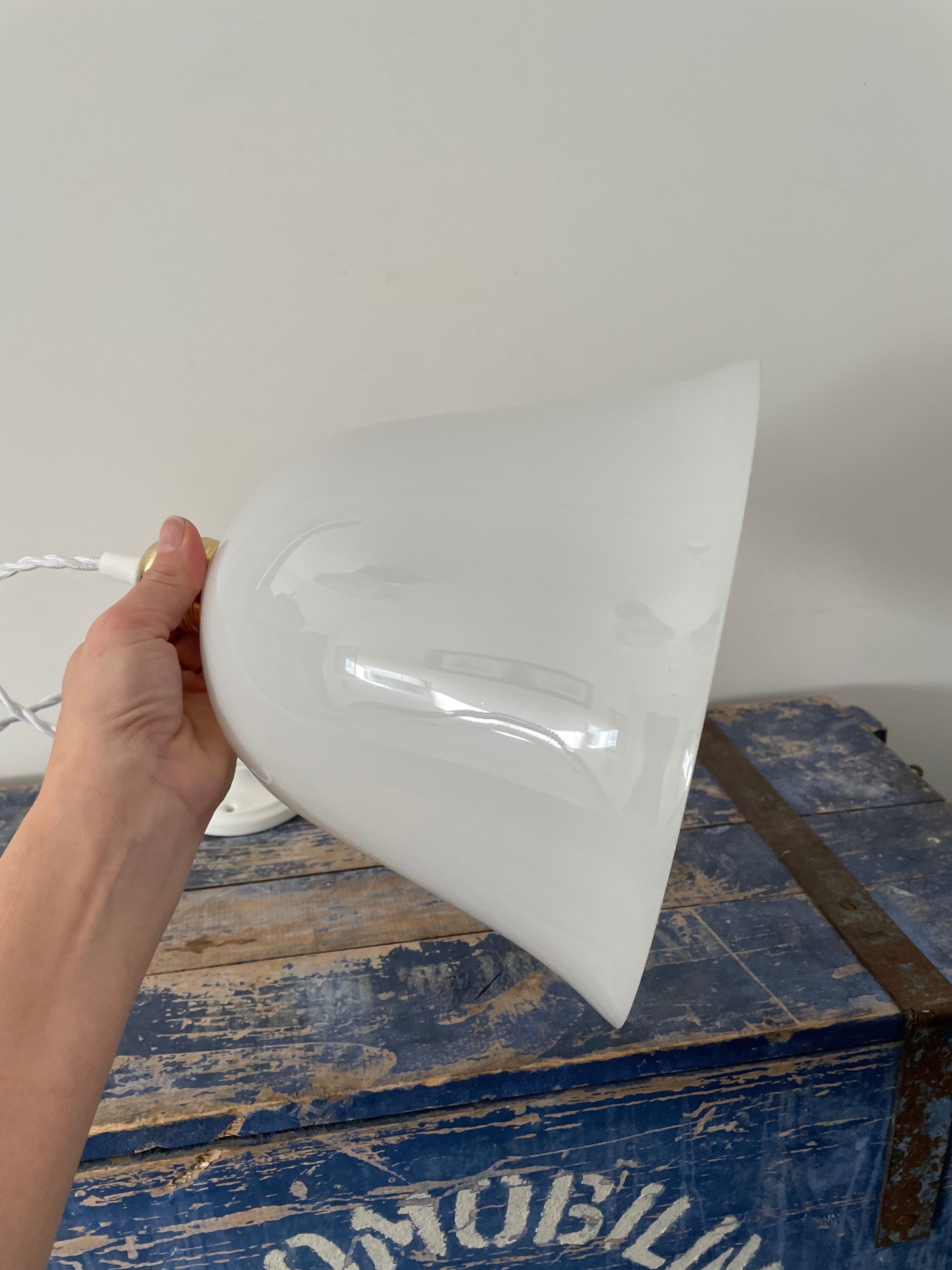 Vintage suspension in electrified white opaline to nine