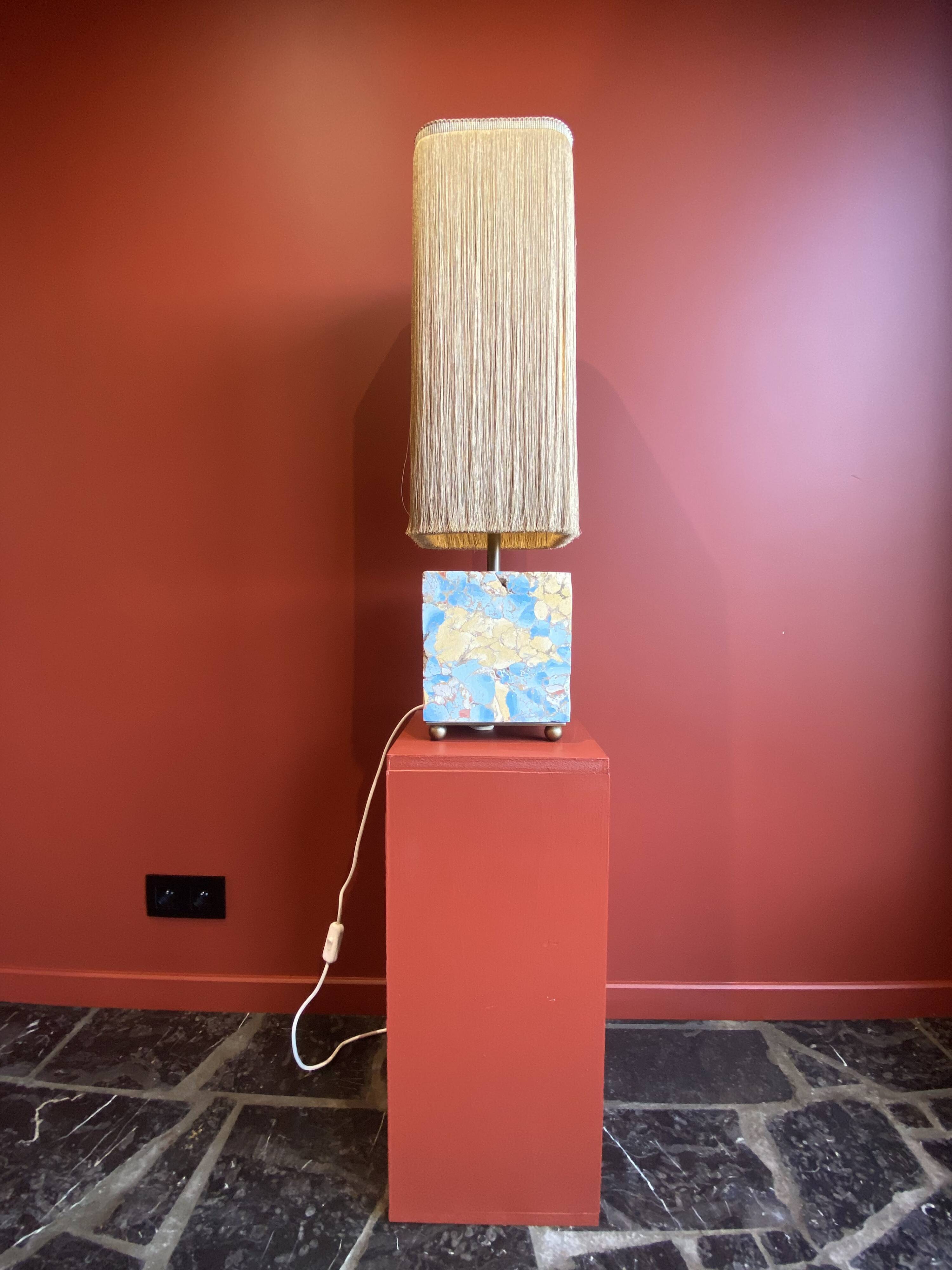Base stuck blue beige marble-plaster, fringed lampshade Houles, 21st century.