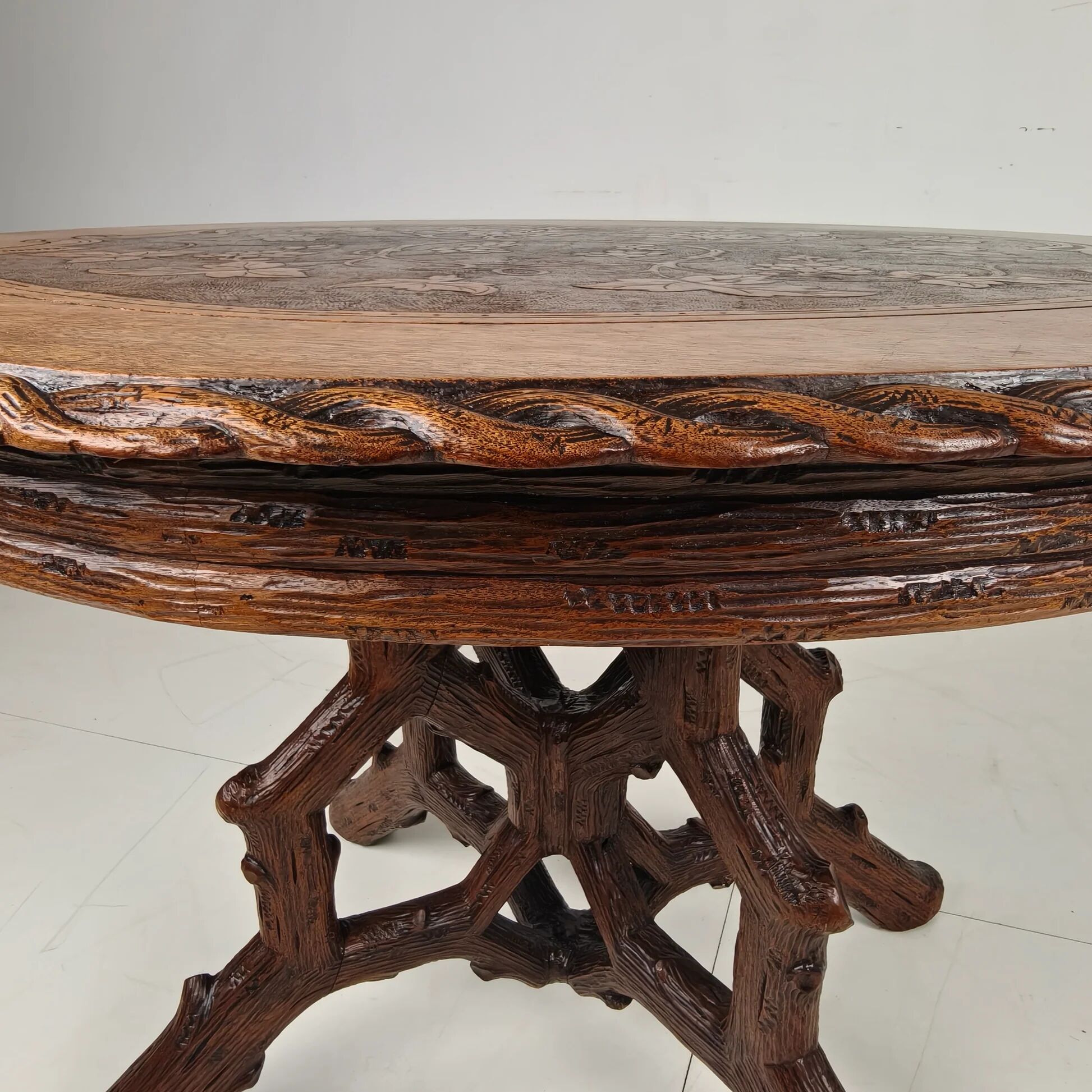 Table à manger de style Forêt-Noire par Horrix – vers 1880