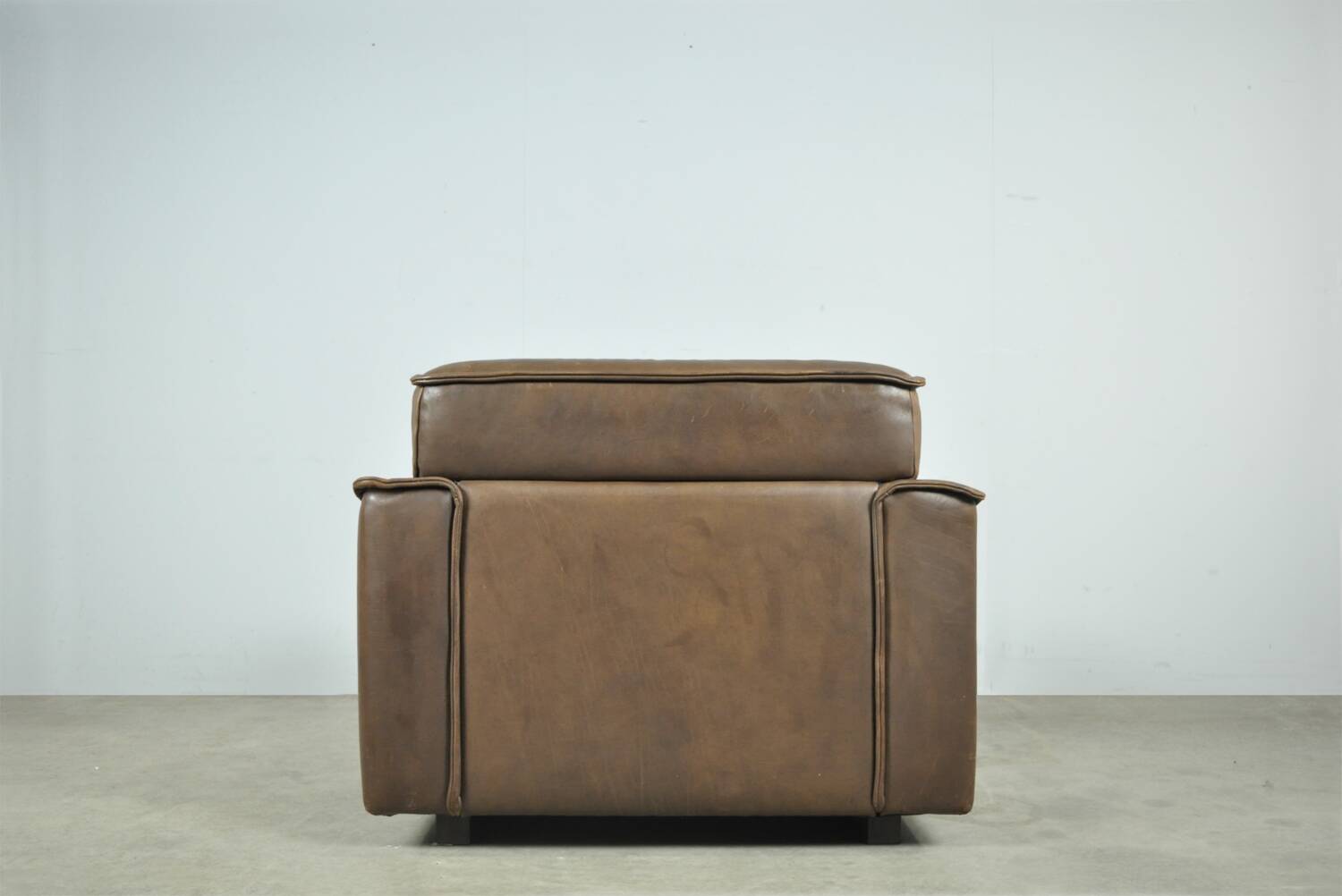 Buffalo leather vintage brutalist armchair by hugo de ruiter, leolux, 1970s
