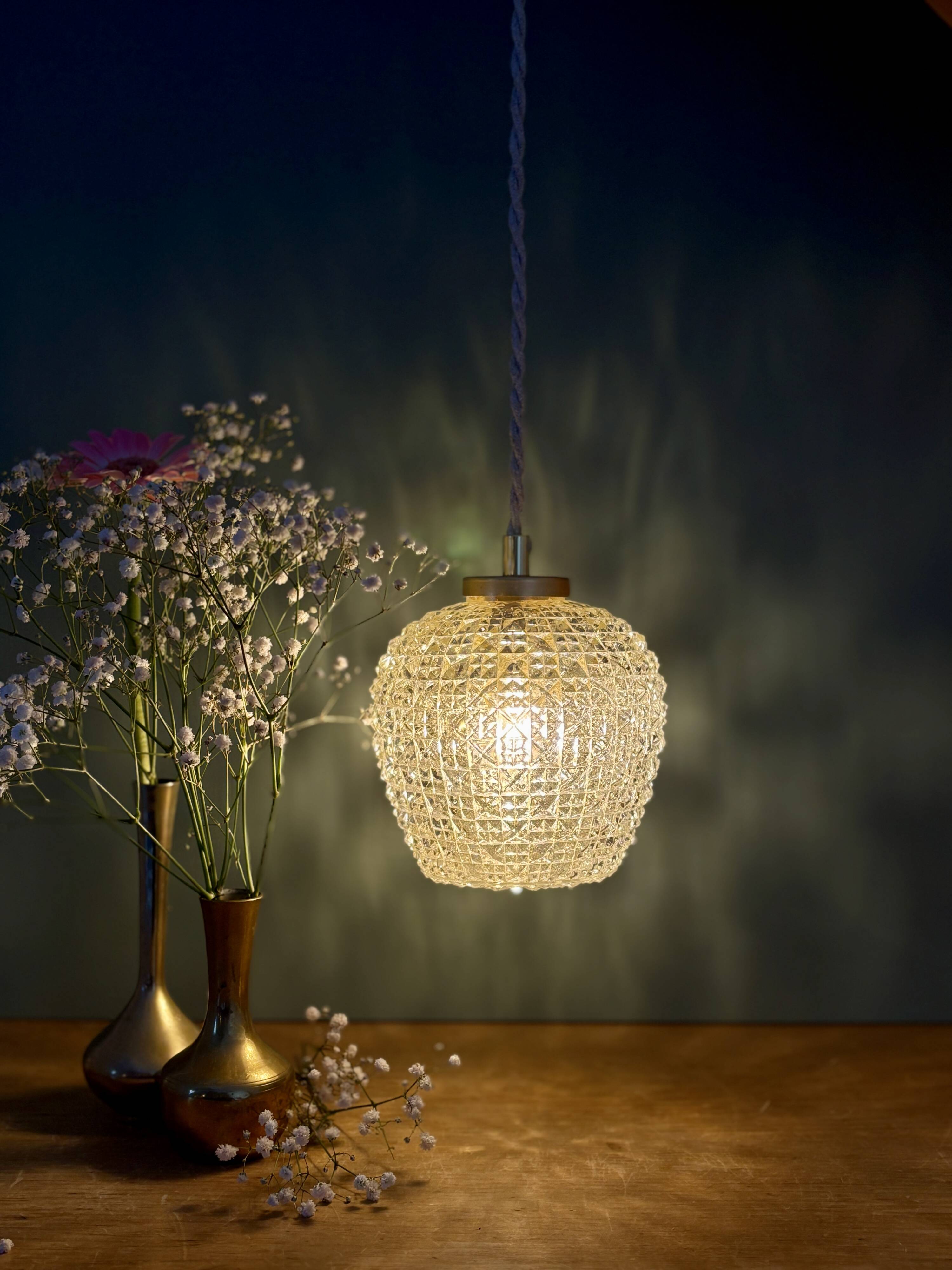 Suspension globe vintage en verre moulé ambré