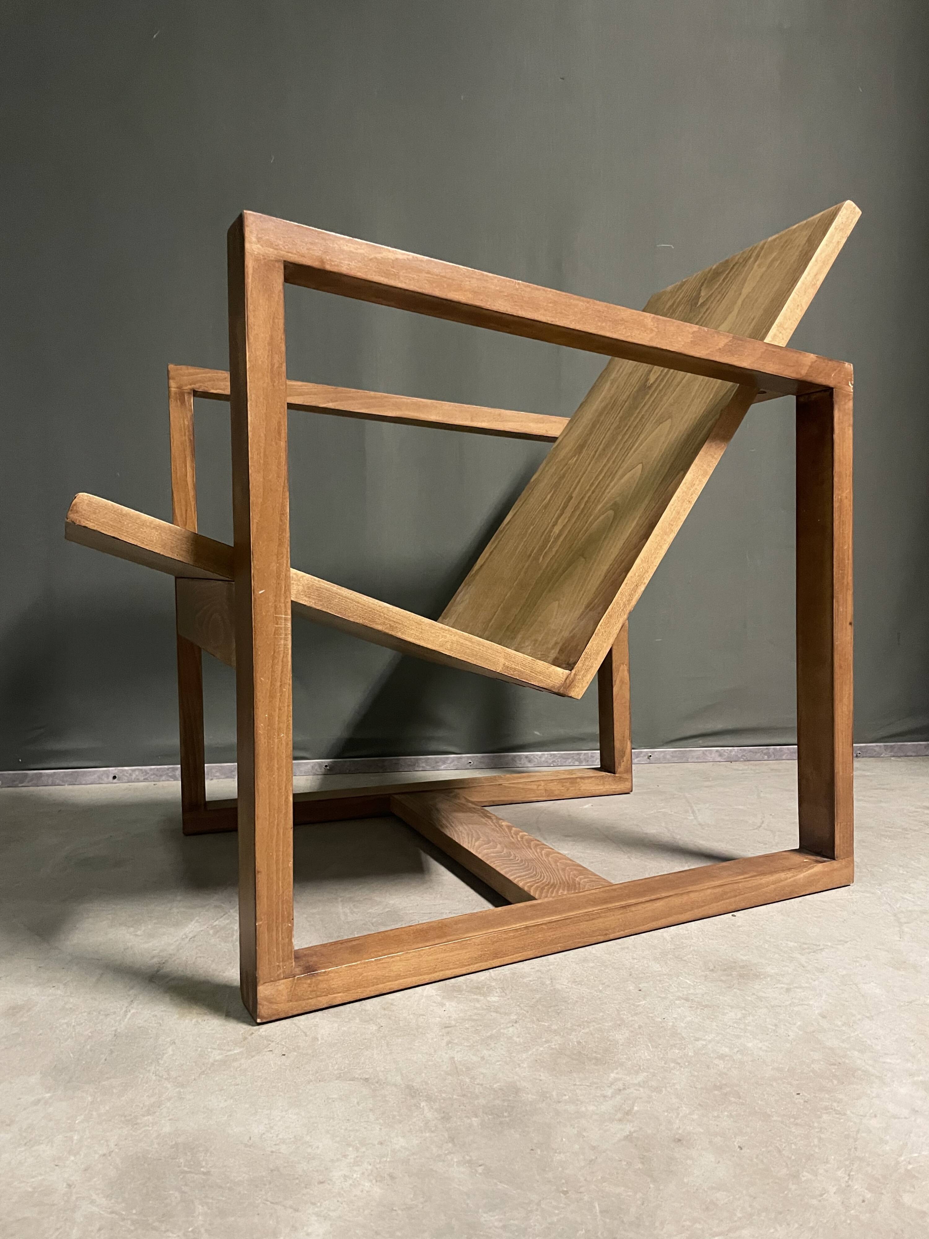 Fauteuil en bois moderniste