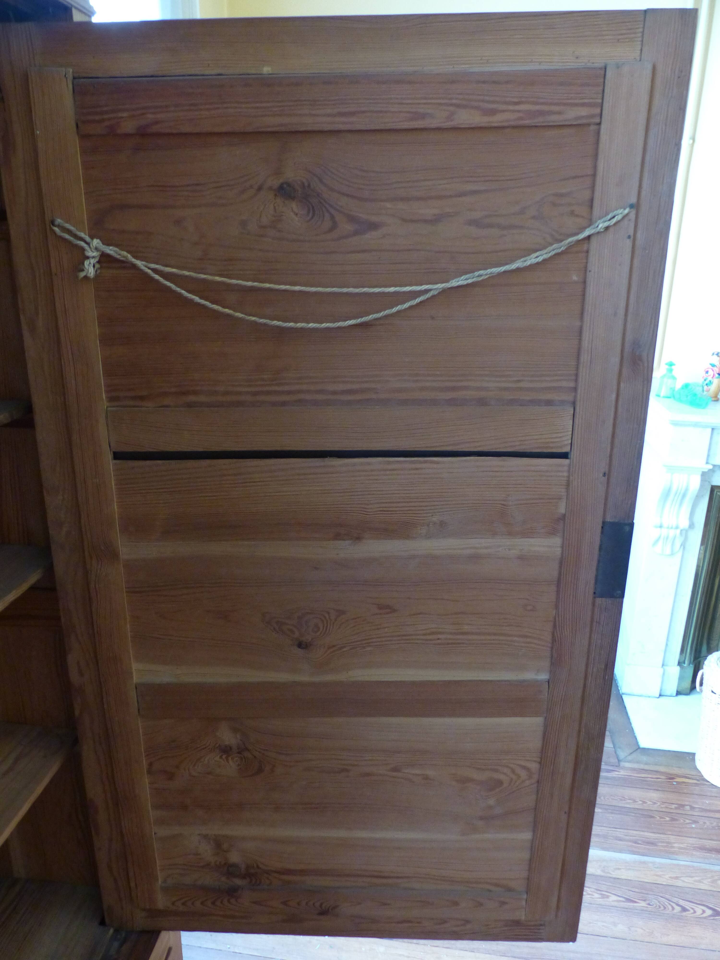 Pitch pine wood mirror bonnetiere