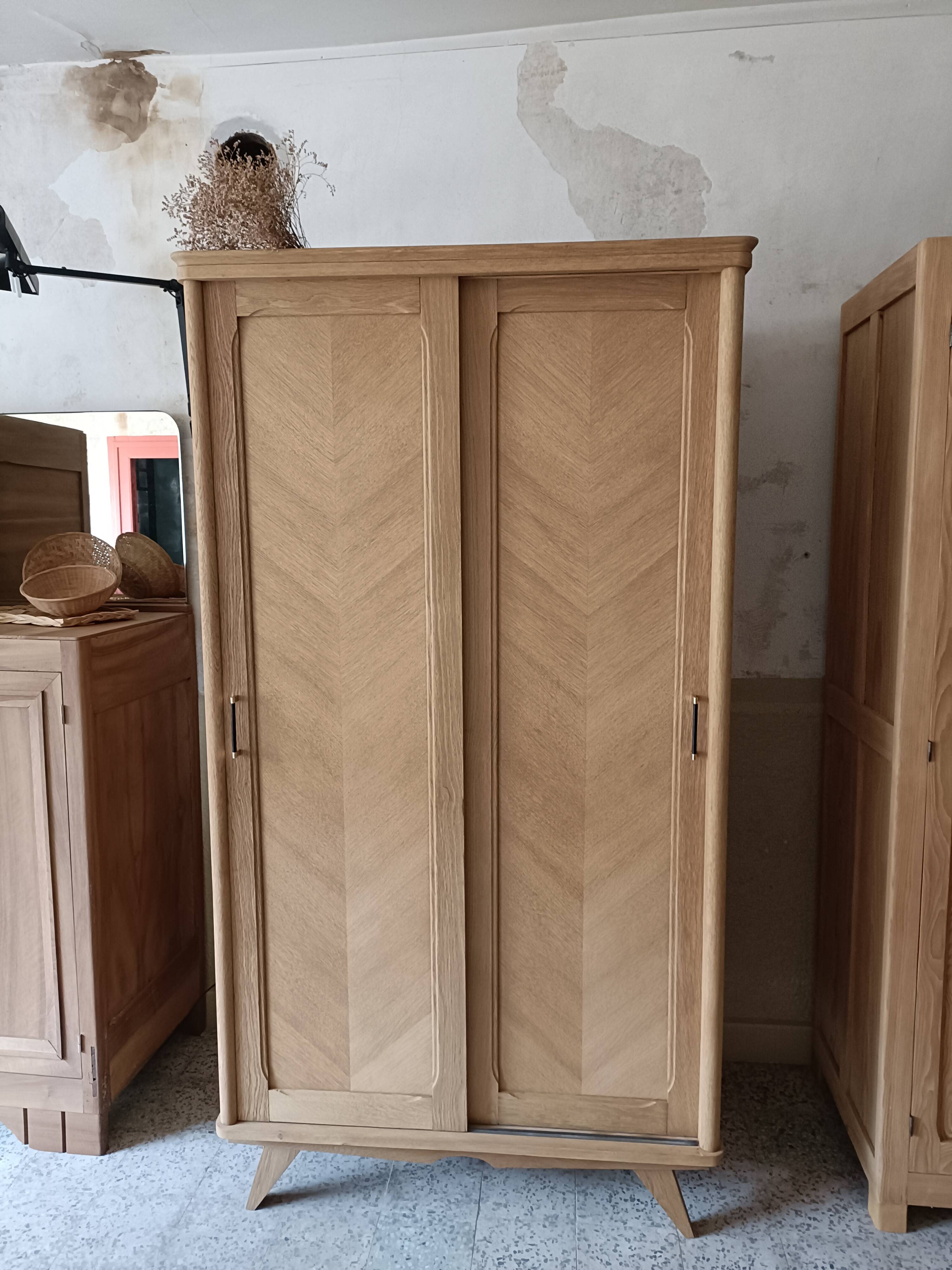 Wardrobe/sliding doors and tapered legs