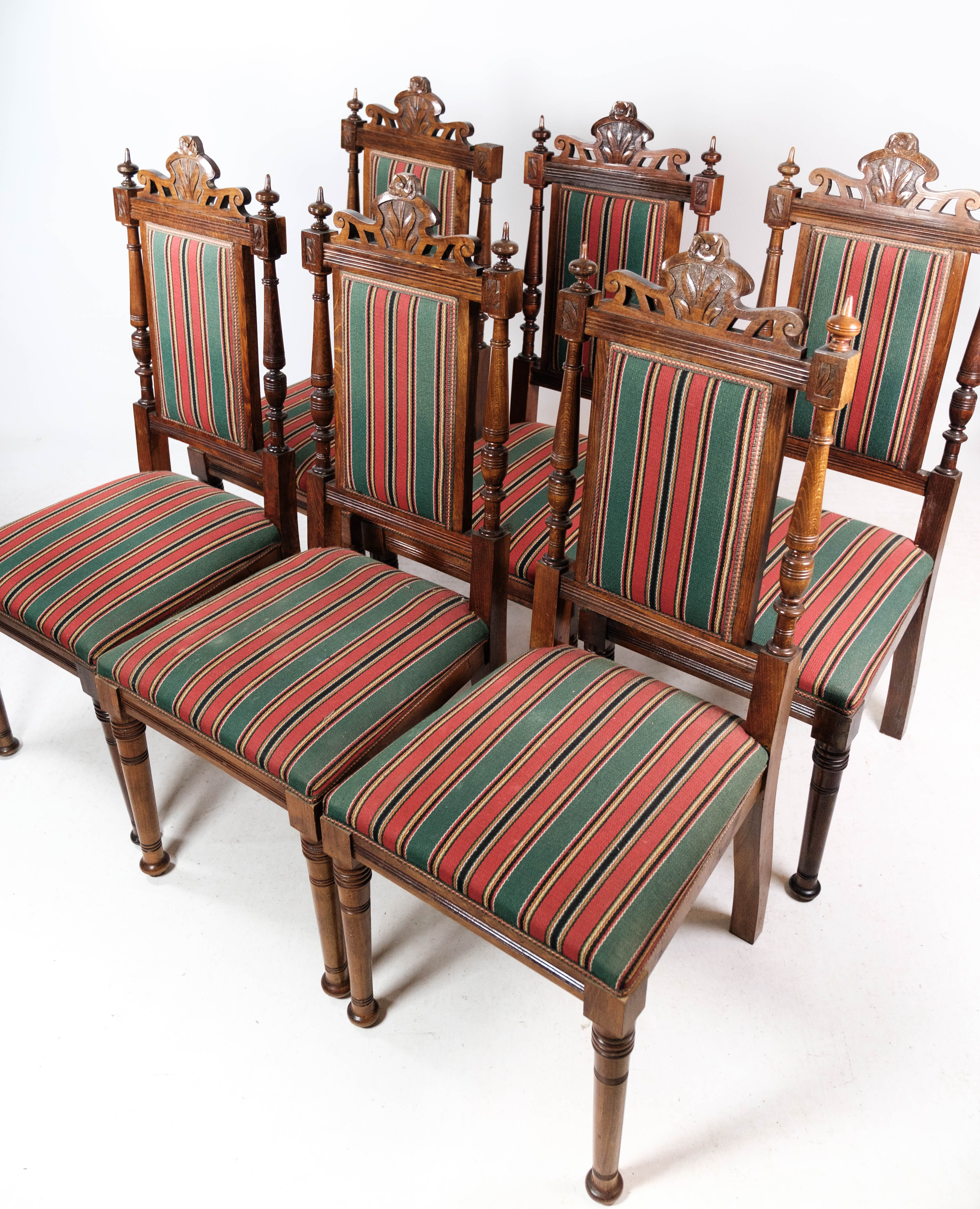 Ensemble de six chaises de salle à manger en chêne et rembourrées de tissu rayé, années 1920