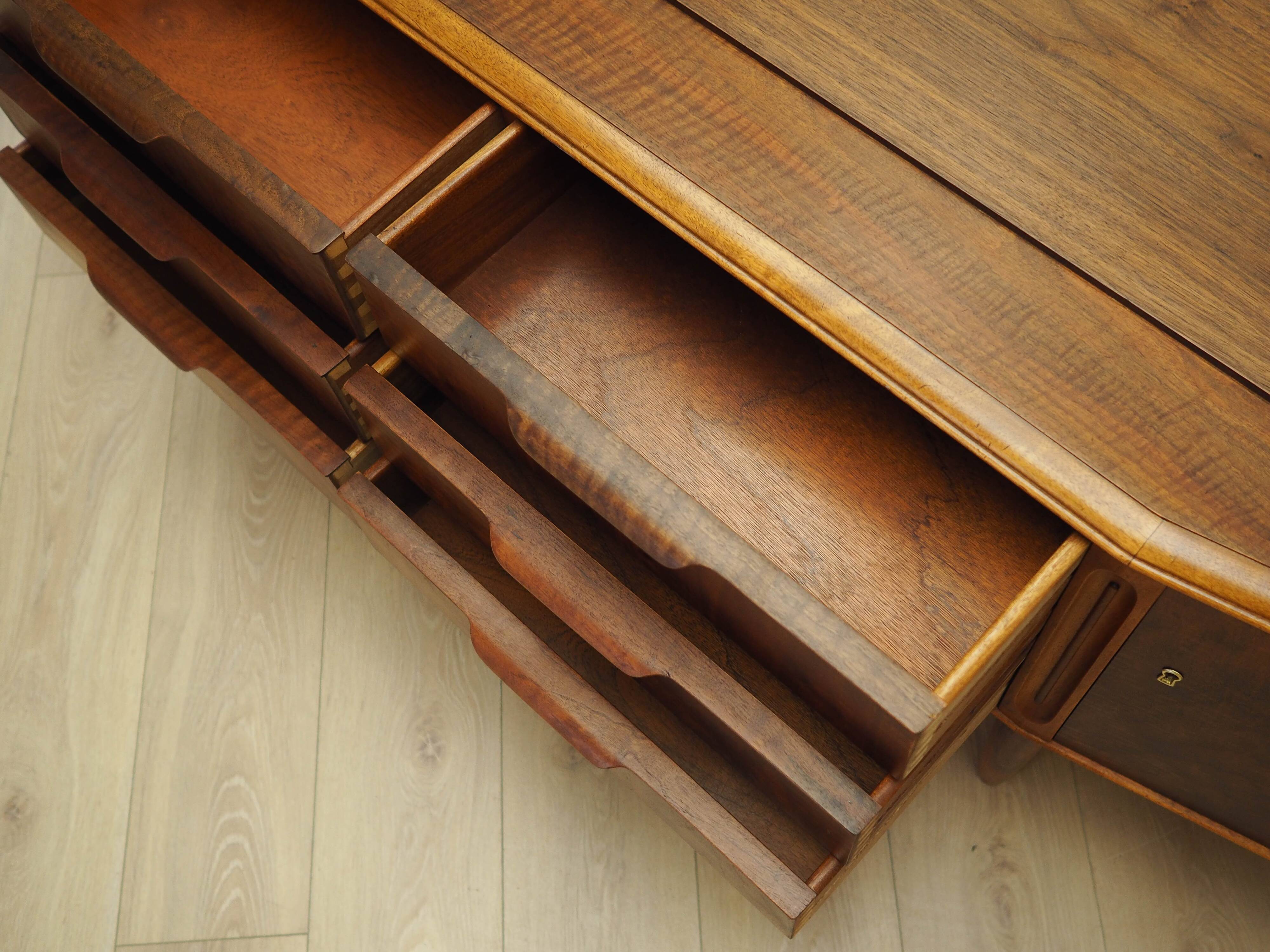 Buffet en noyer, design danois, années 1960, fabriqué au Danemark