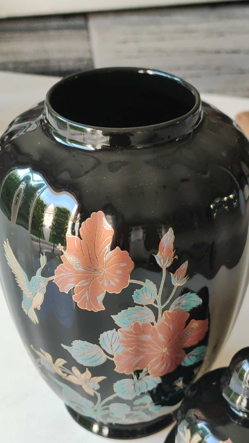 Vase with lid. decorative asian potiche with undulations. floral motifs/exotic bird. exclusive décor, made in italy. high 30 cm