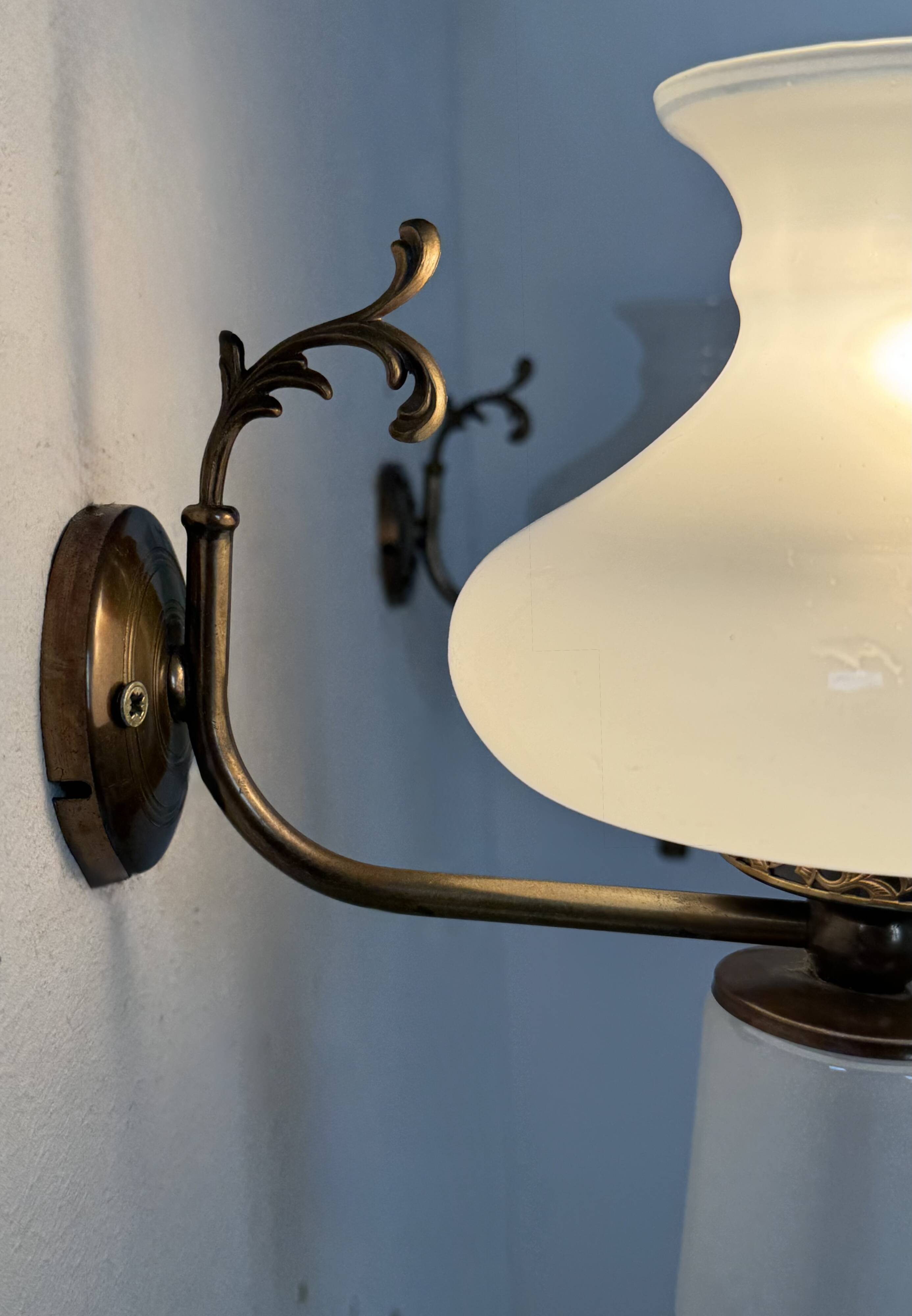 Paire d’applique vintage, opaline et laiton, France, 1970