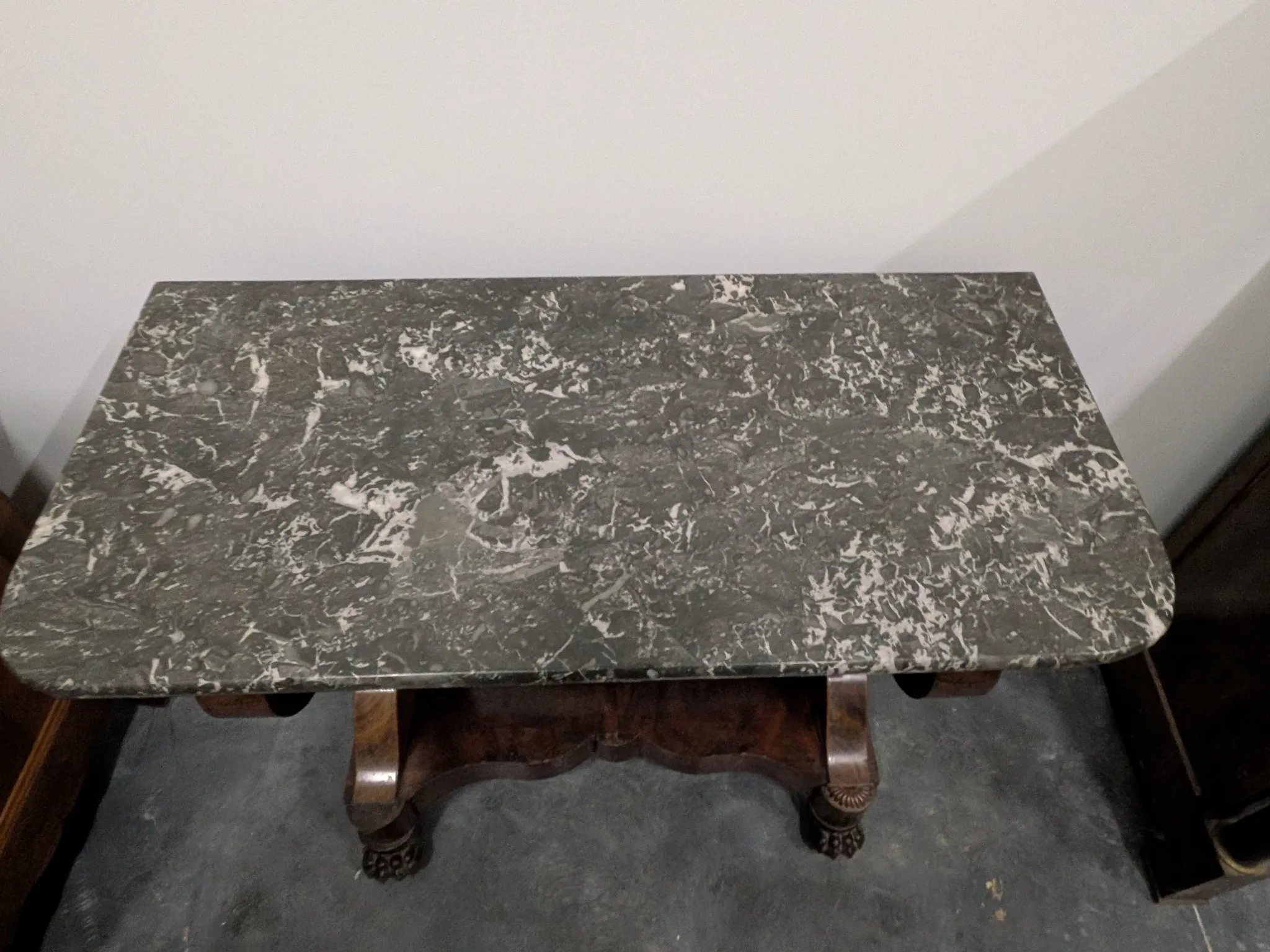 Console restored in flamed mahogany, Sainte-Anne marble, claw feet.