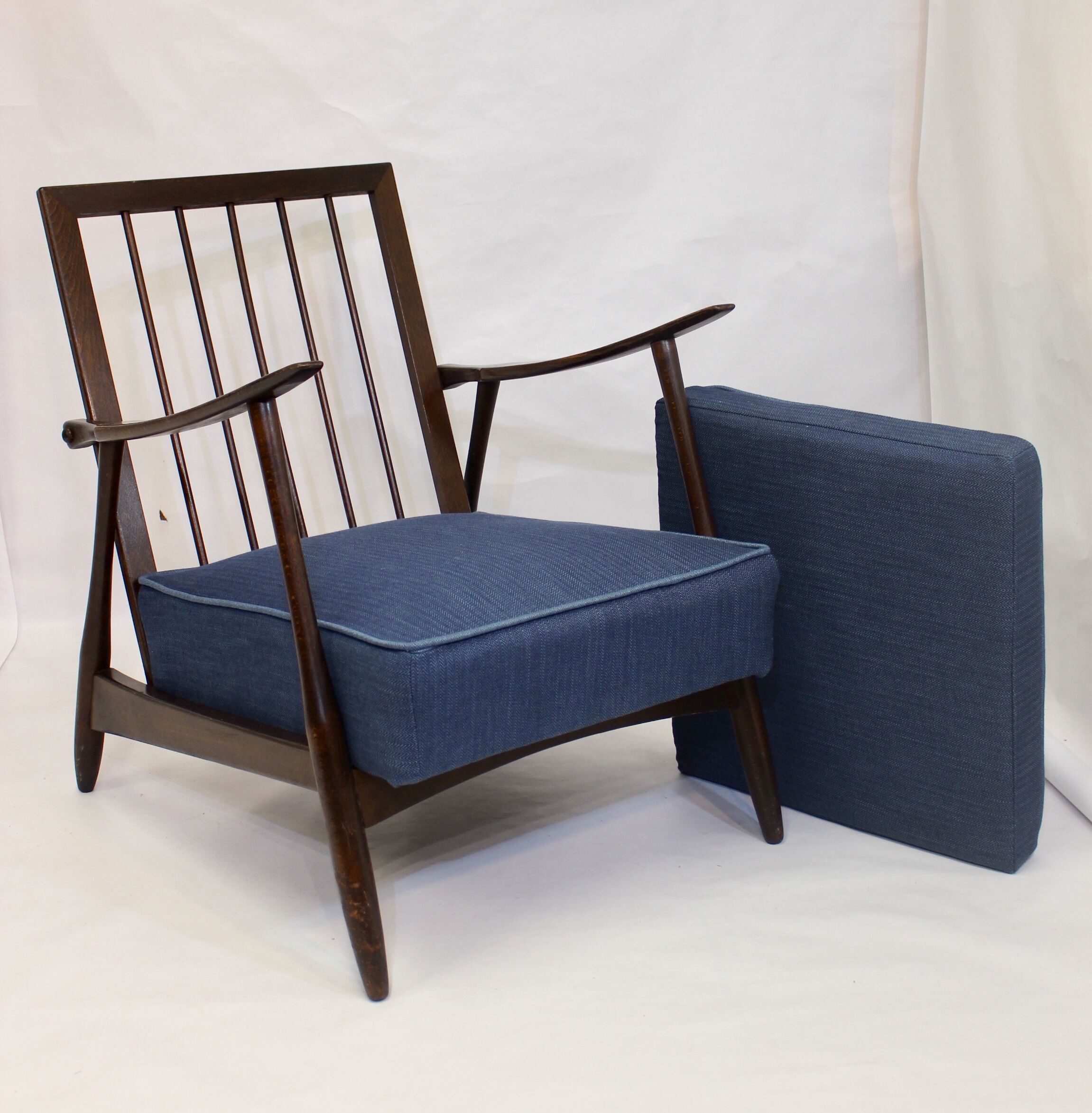 Fauteuil scandinave 1960 tissu bleu foncé effet chevron retapissé