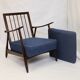 Fauteuil scandinave 1960 tissu bleu foncé effet chevron retapissé