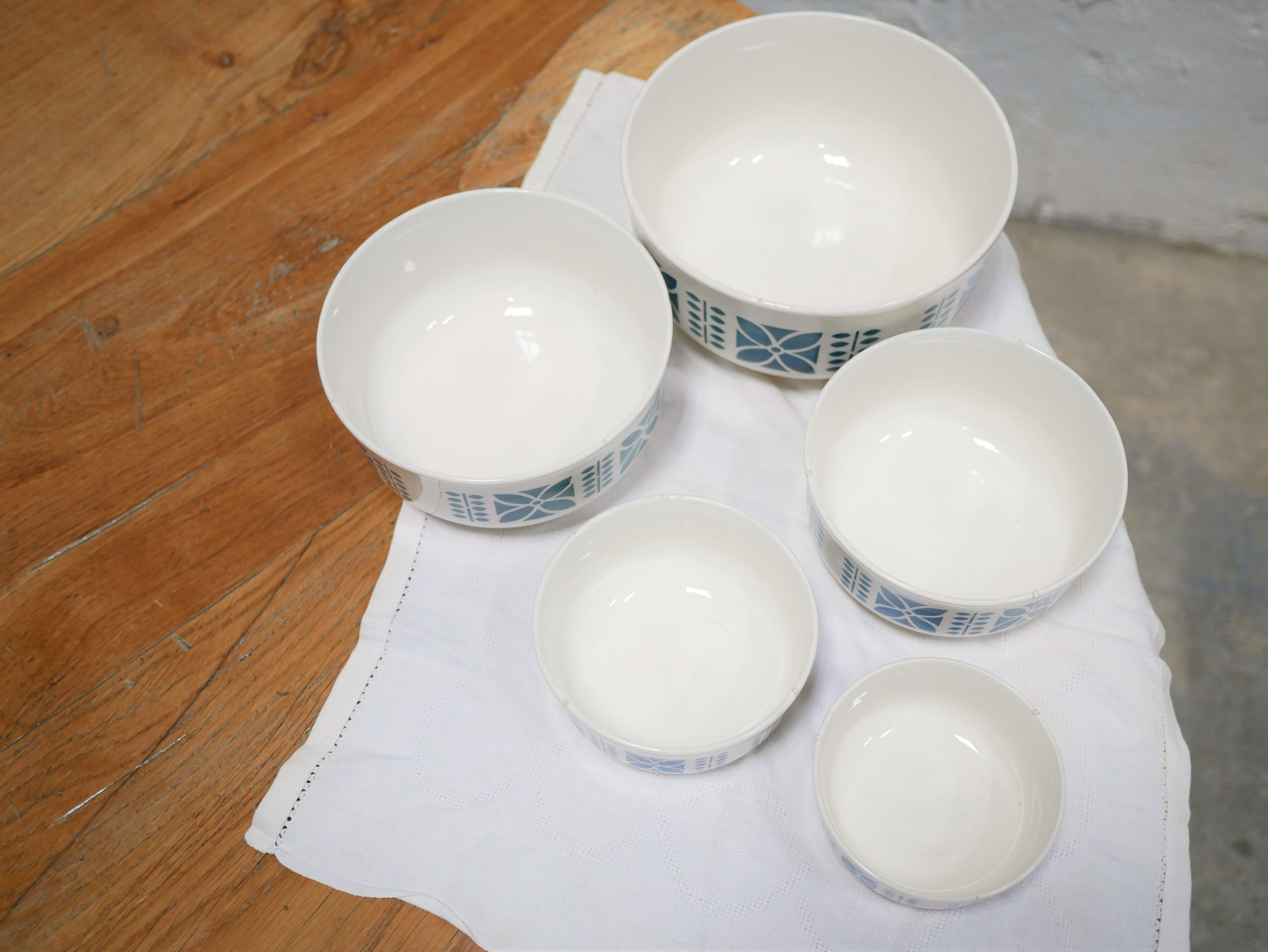 Set of 5 vintage ceramic bowls and bowls