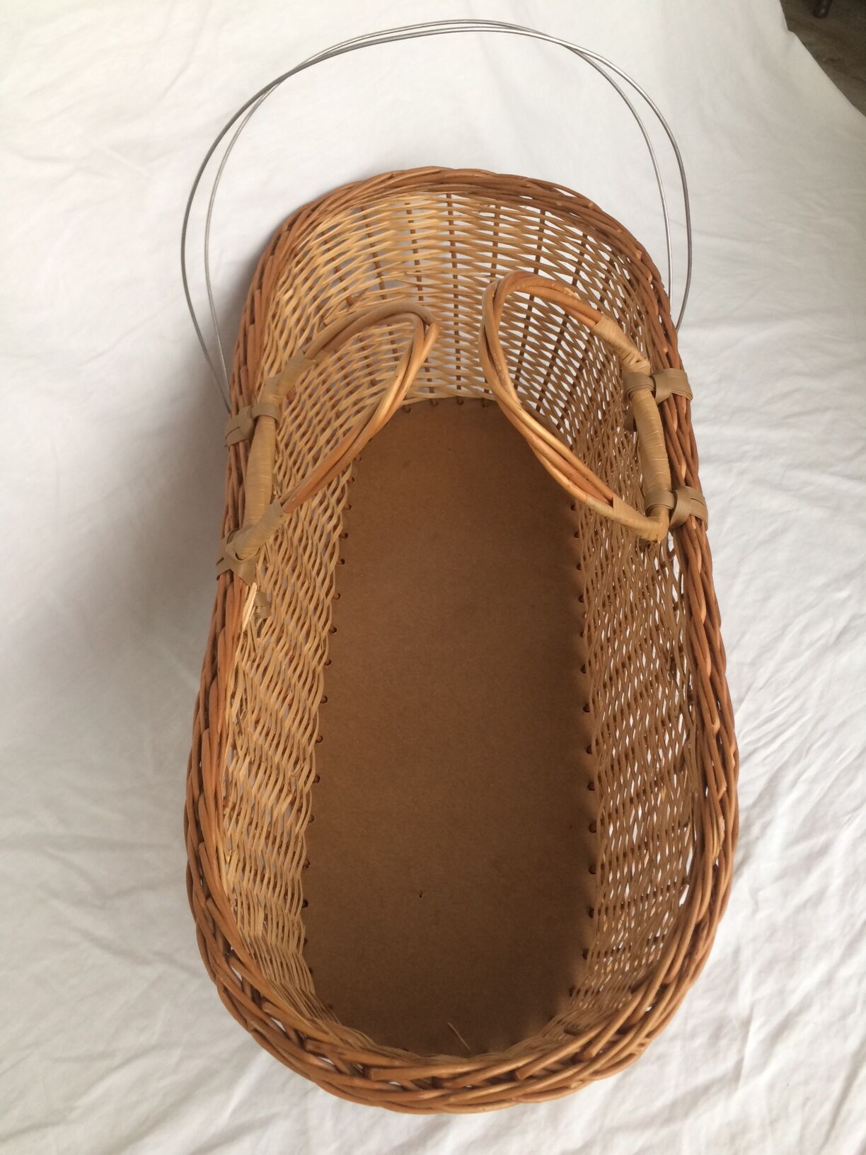 Basket wicker, his mattress and bed linens