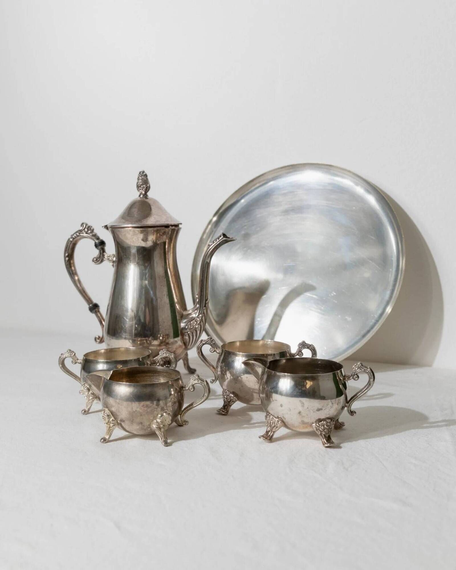 Silver-Plated Vintage Tea Set from England, 1940s: Teapot, Cups & Tray in Silver Metal