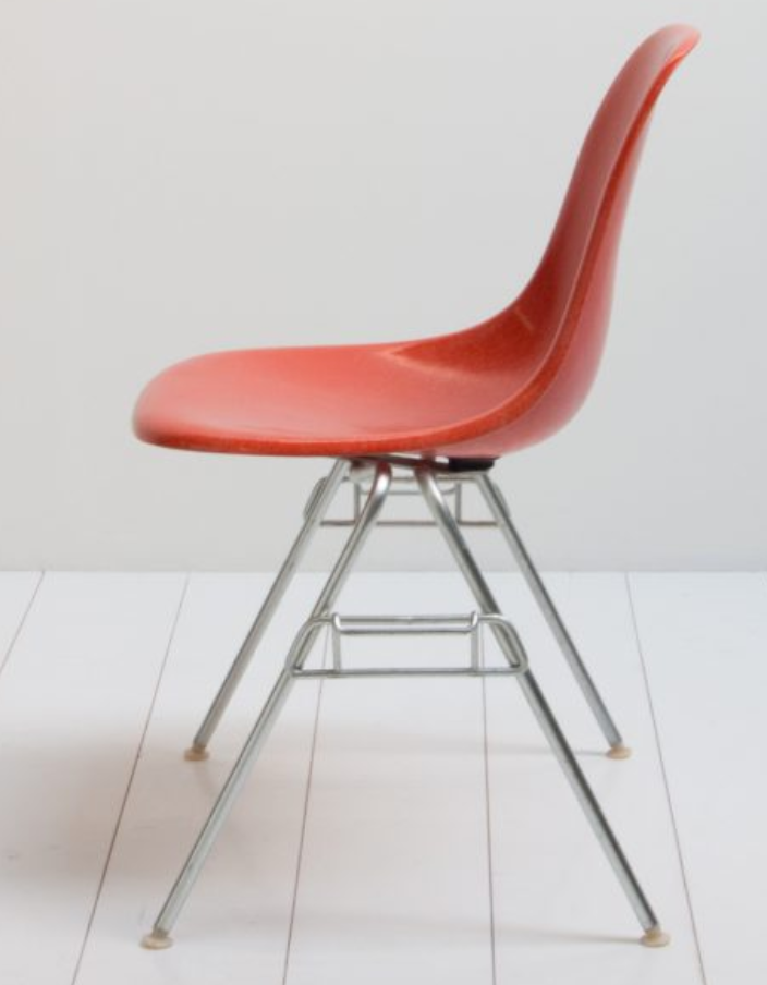 Chaise Eames produite par Herman Miller rouge