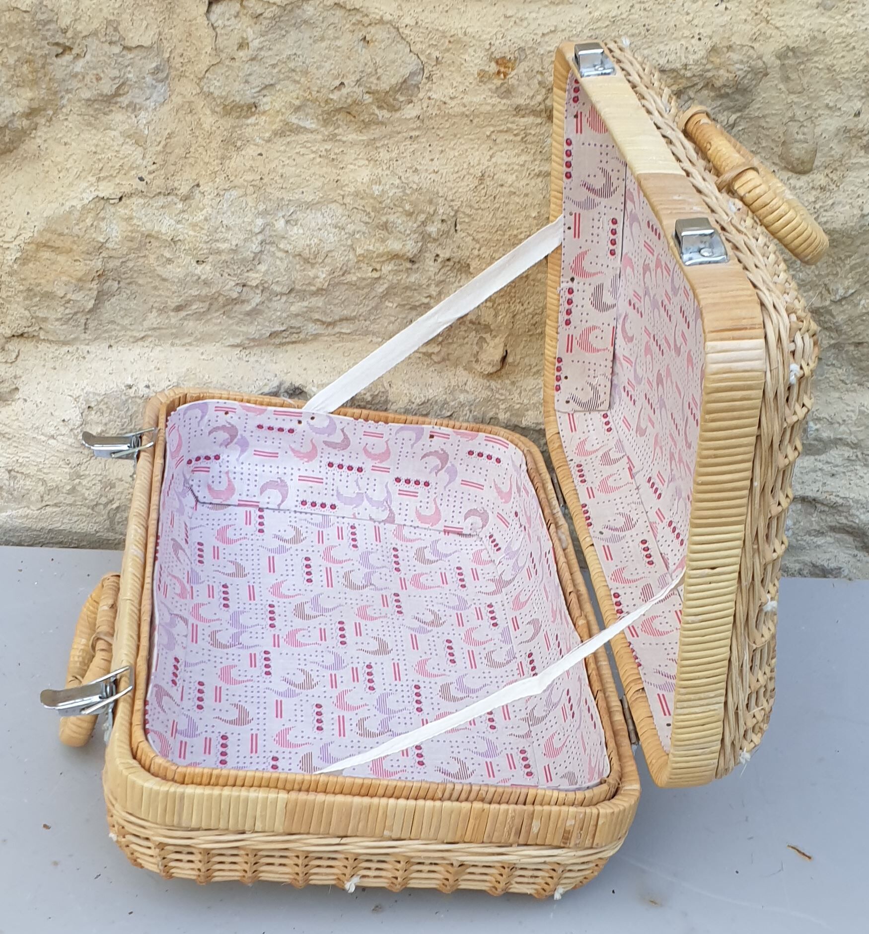 Wicker case, vintage
