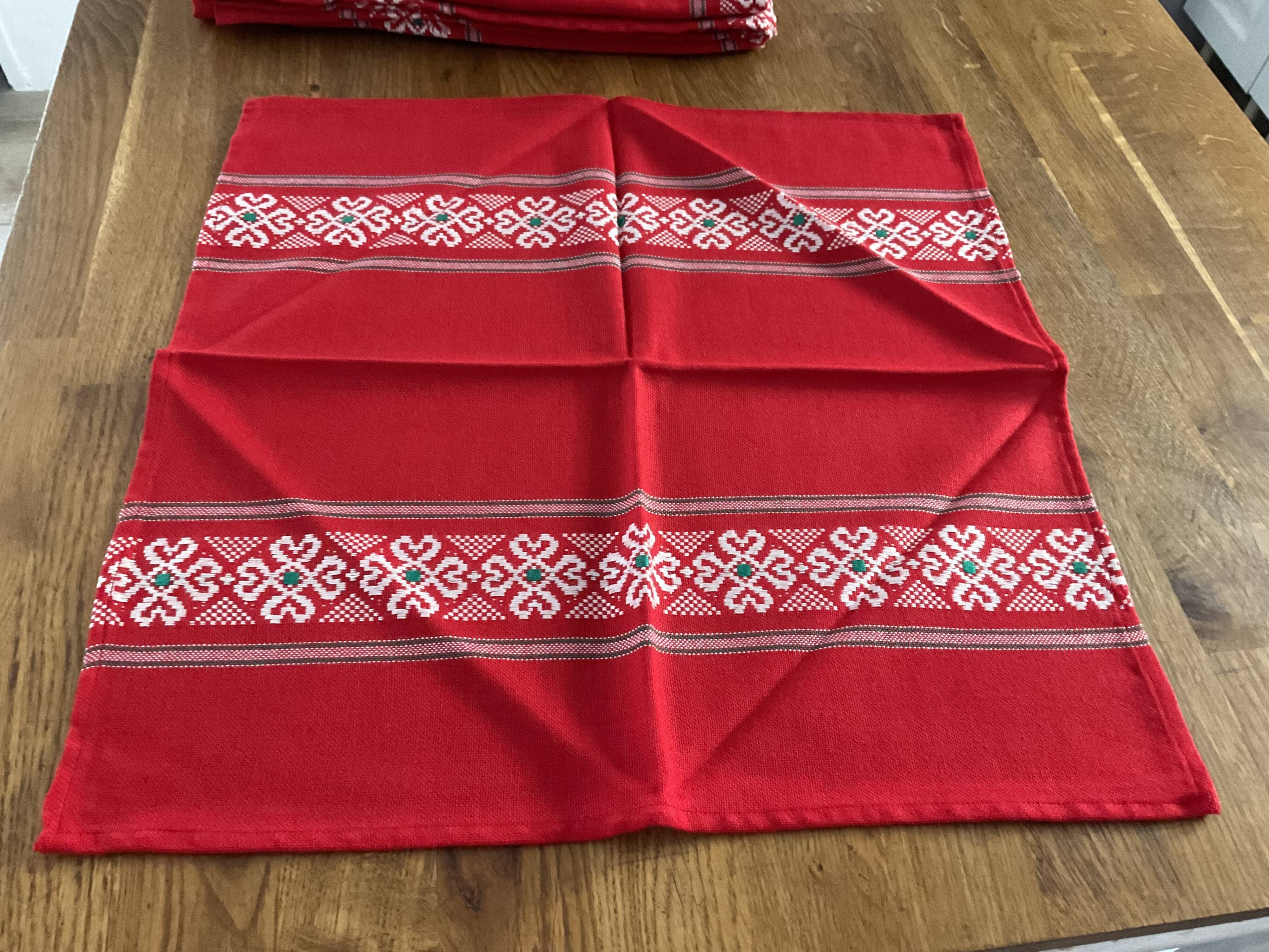 Tablecloth and 12 towels. Vintage
