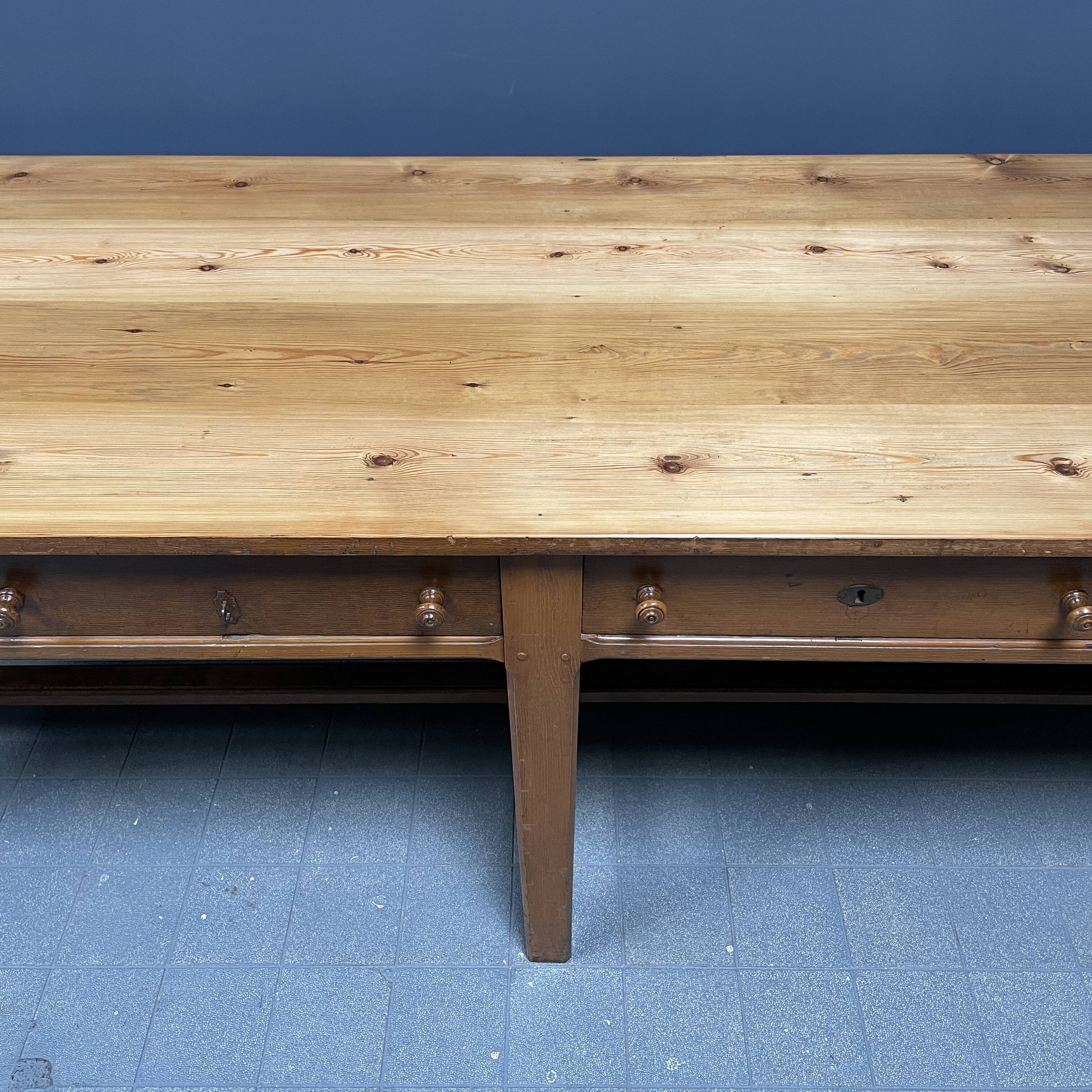 Grande table à draperie en bois antique