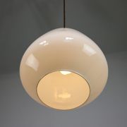 Suspension danoise en verre opalin du milieu du siècle