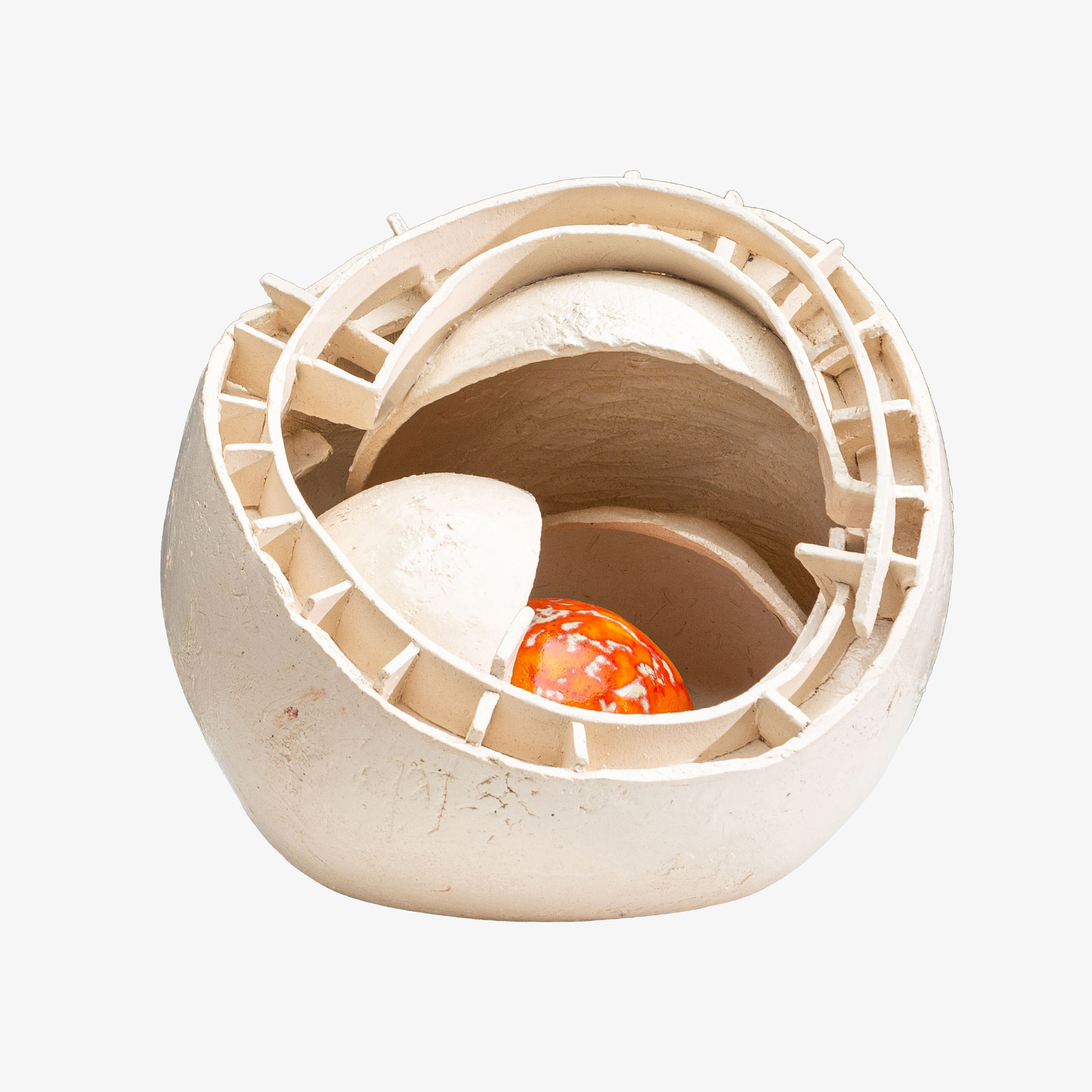 Sculpture en céramique abstraite avec un noyau orange.
