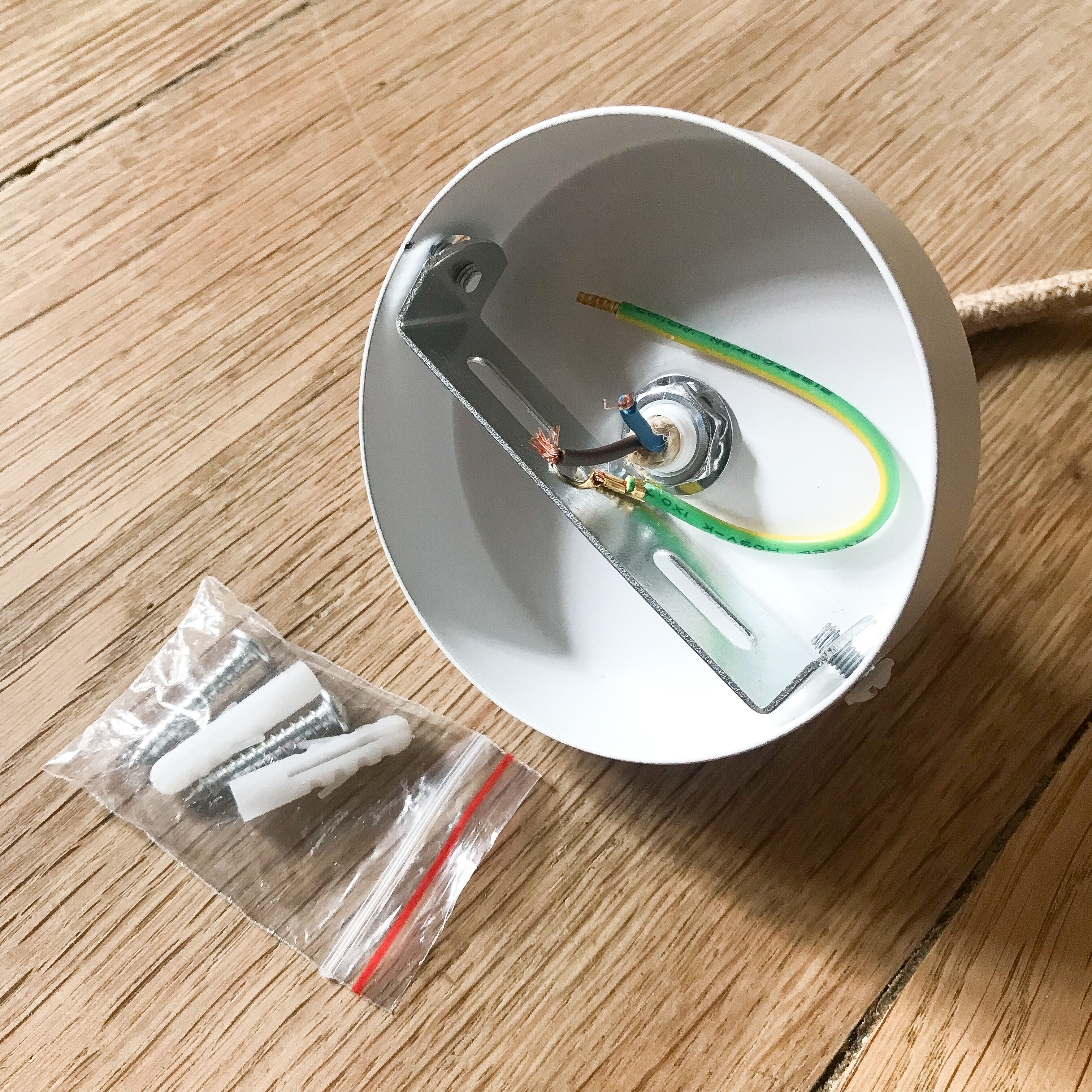 Opaline suspension with lace