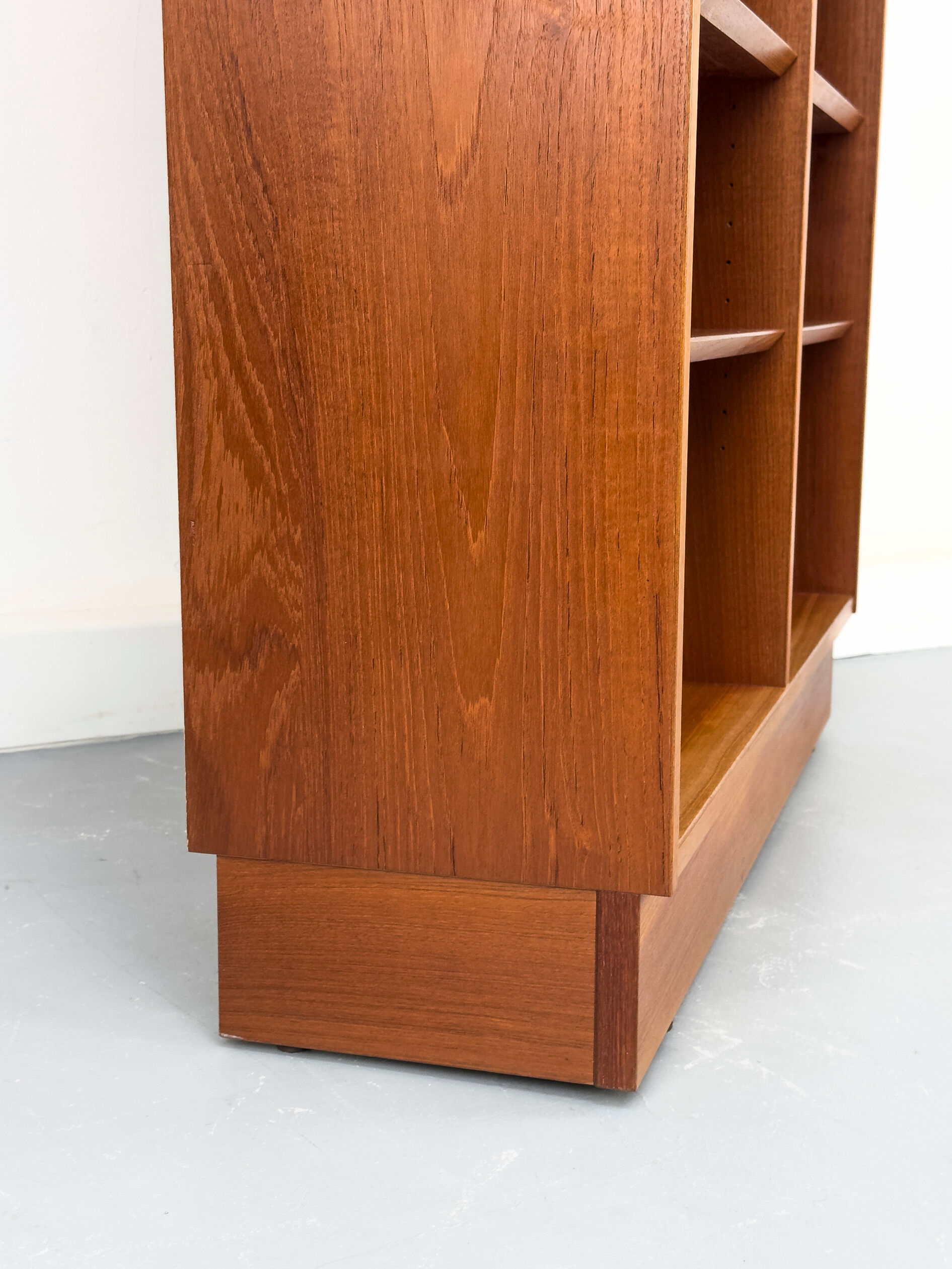 Bibliothèque en teck par Carlo Jensen pour Hundevad & Co., 1960