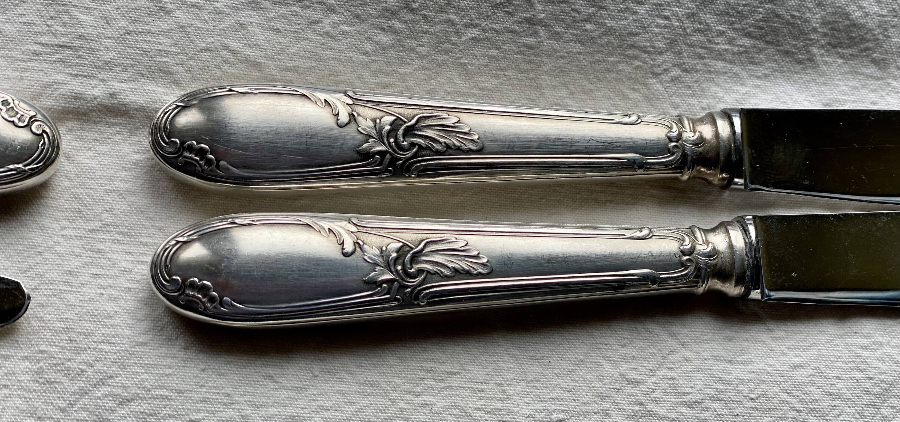 Set of 12 silver-plated metal table knives in Art Nouveau style.